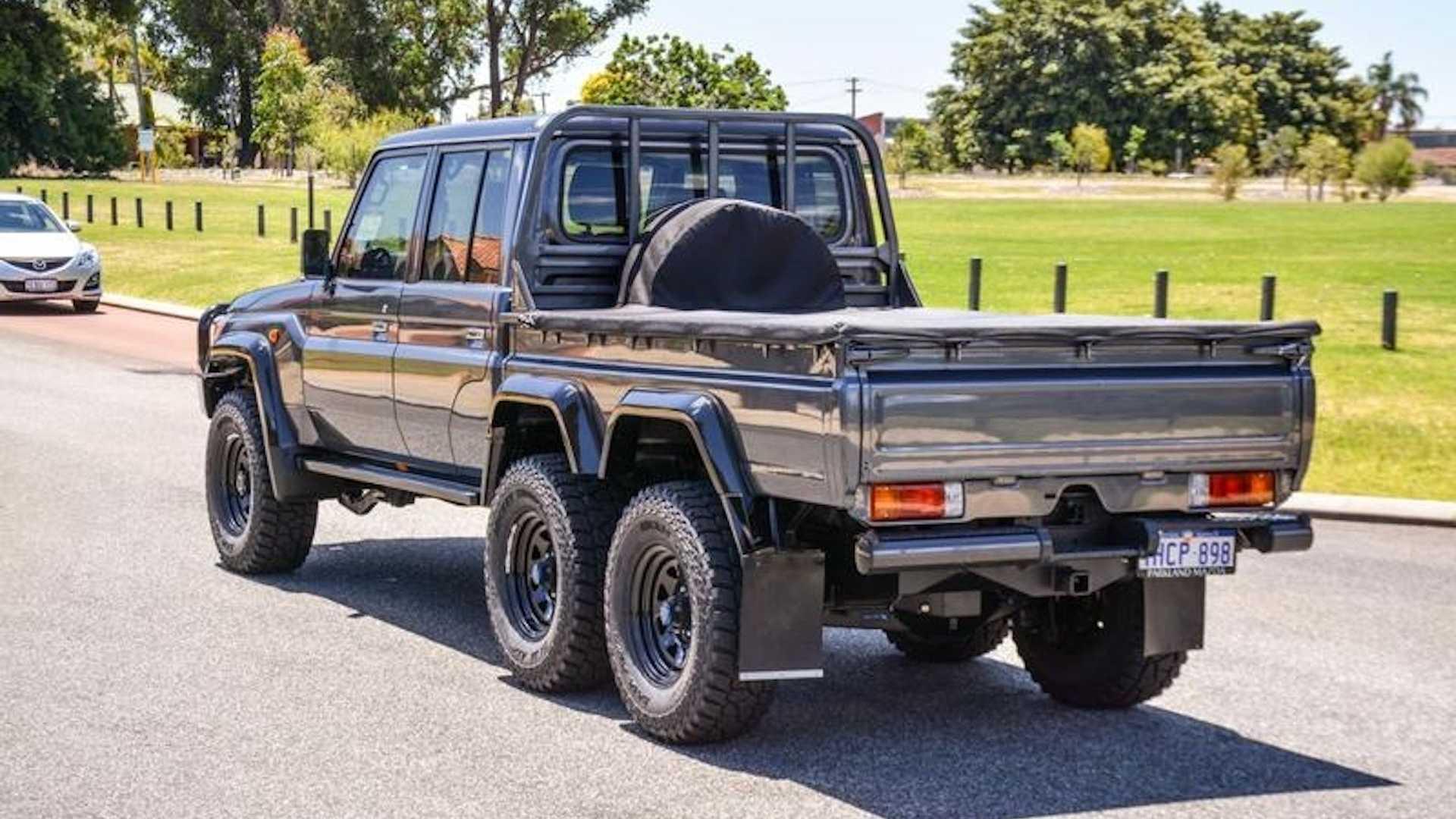 وانت تویوتا لندکروزر / 6x6 Toyota Land Cruiser در کنار درخت
