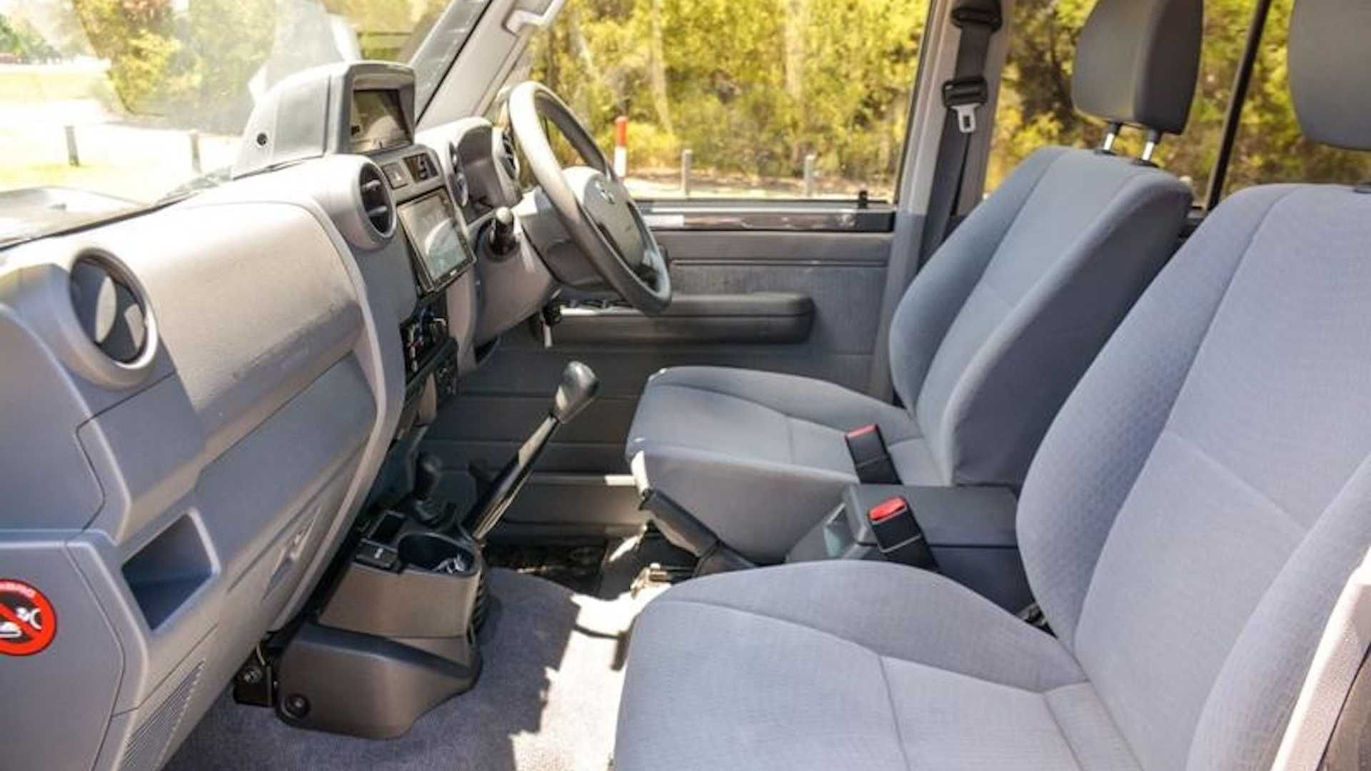 صندلی جلو وانت تویوتا لندکروزر / 6x6 Toyota Land Cruiser 