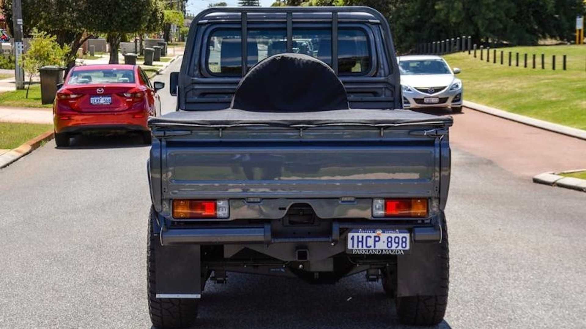 نمای عقب وانت تویوتا لندکروزر / 6x6 Toyota Land Cruiser 