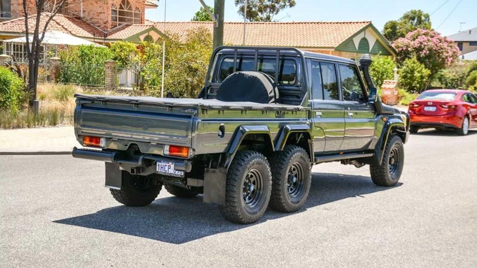 نمای سه چهارم عقب وانت تویوتا لندکروزر / 6x6 Toyota Land Cruiser 