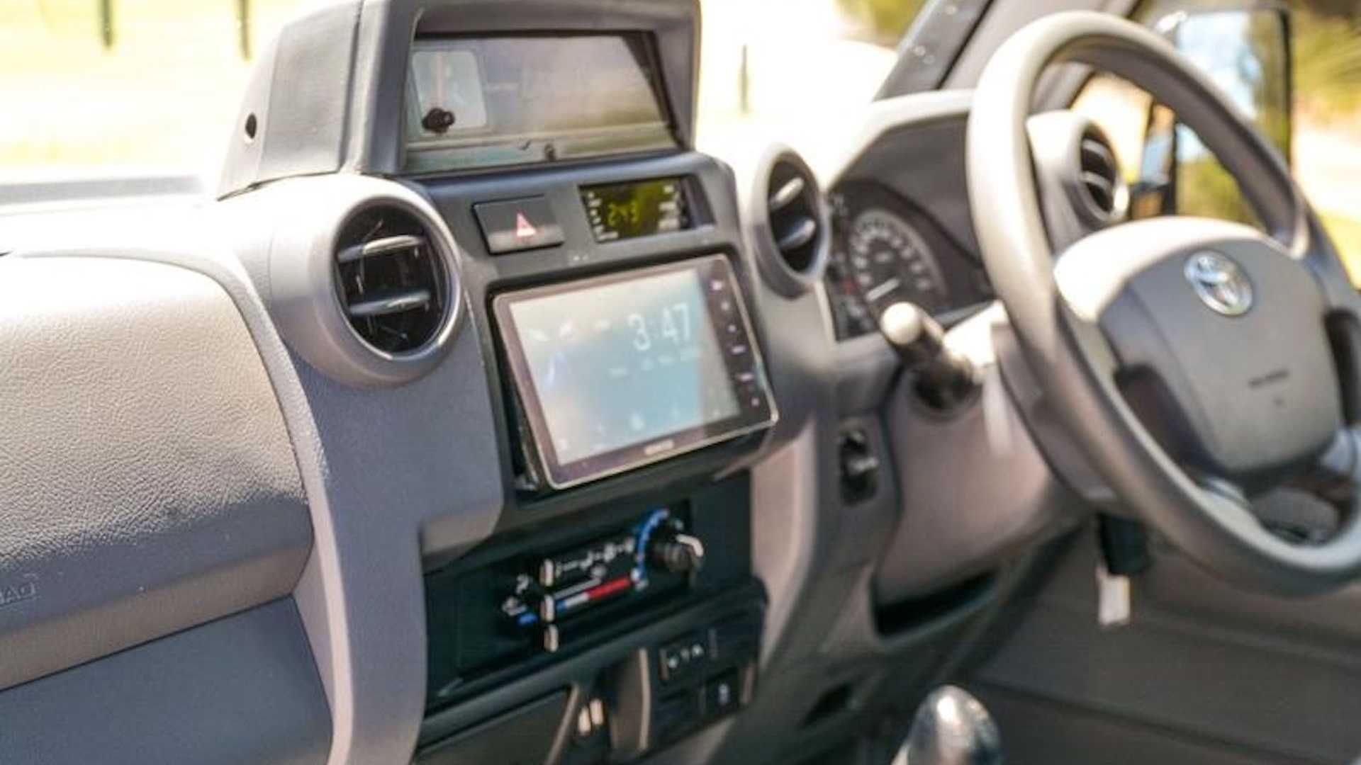 نمایشگر و فرمان وانت تویوتا لندکروزر / 6x6 Toyota Land Cruiser 