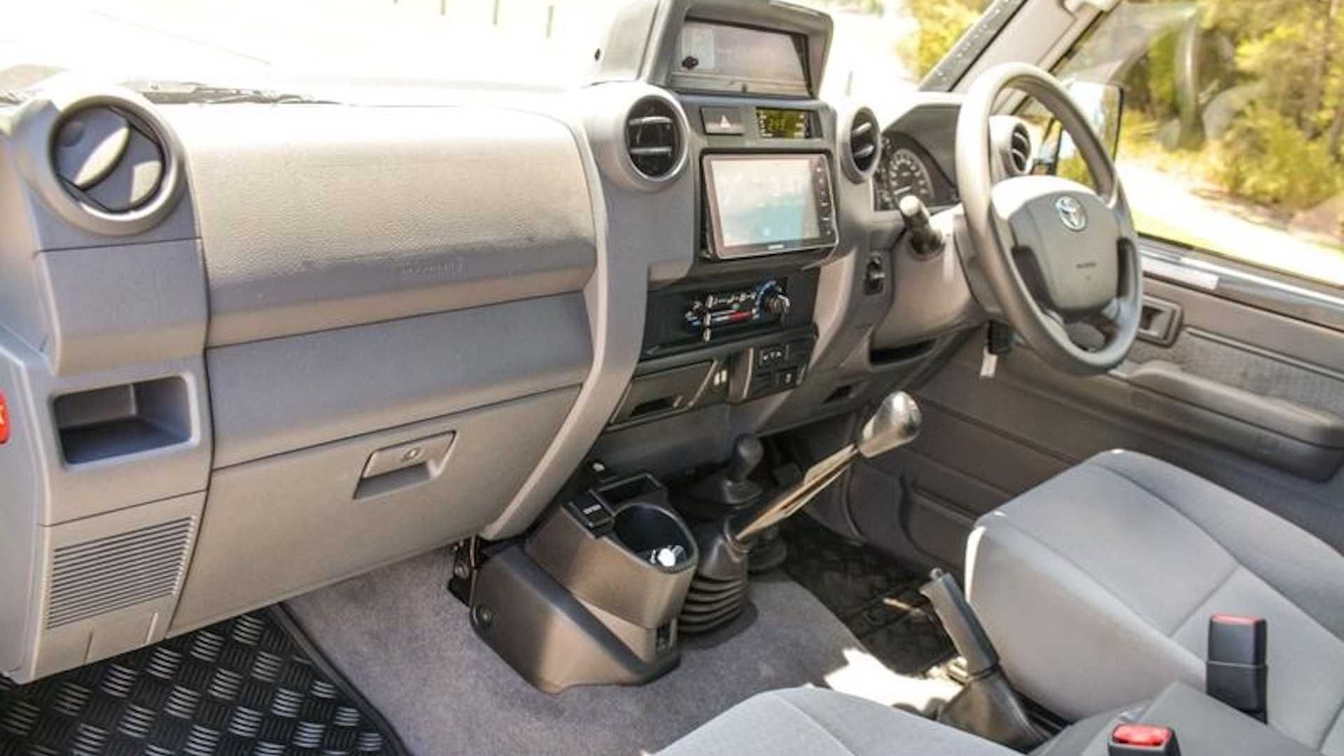 داشبورد و کابین وانت تویوتا لندکروزر / 6x6 Toyota Land Cruiser 