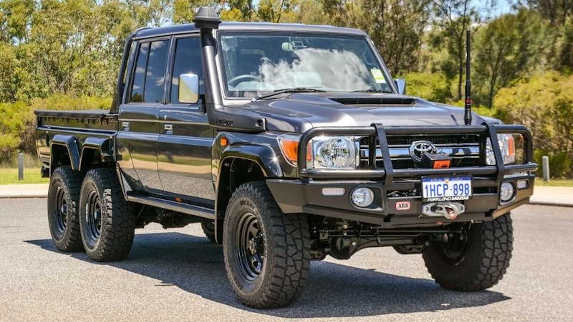 وانت تویوتا لندکروزر / 6x6 Toyota Land Cruiser با منظره درختان