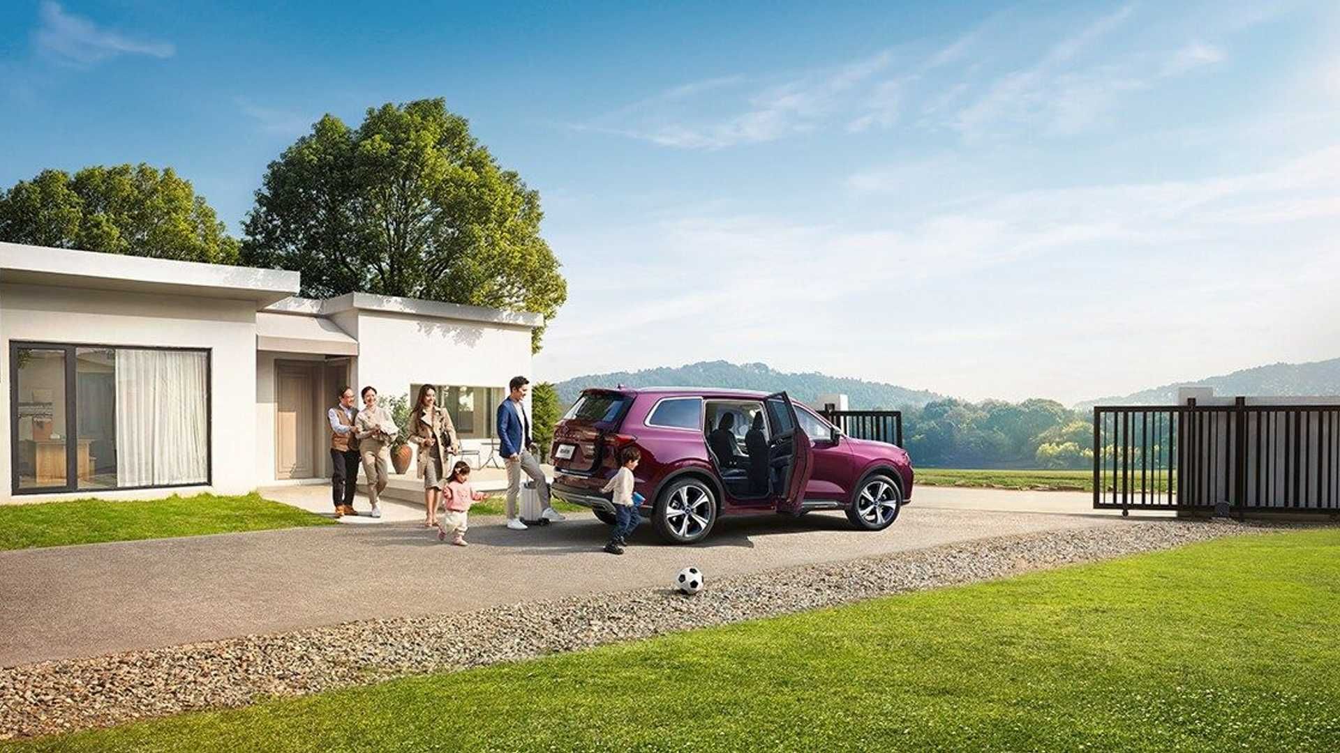 شاسی بلند فورد اکویتور / Ford Equator SUV رنگ بنفش در کنار منظره آسمان آبی و خانه