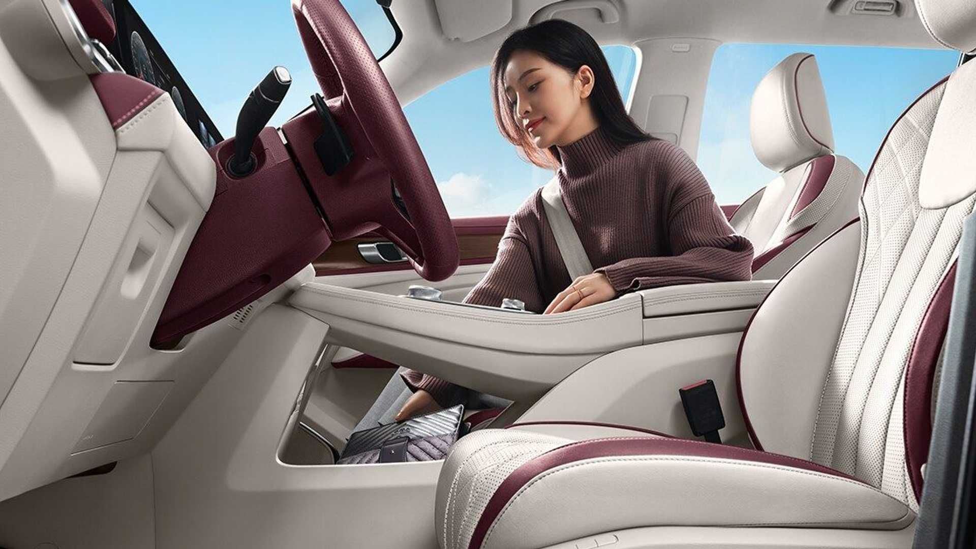 زن در صندلی جلو شاسی بلند فورد اکویتور / Ford Equator SUV رنگ بنفش