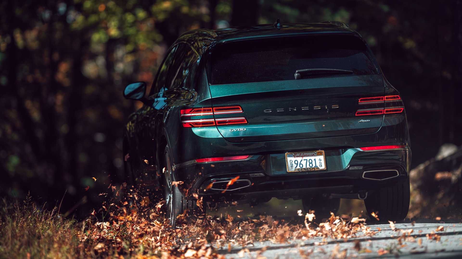 نمای عقب خودرو شاسی بلند جنسیس جی وی 80 / 2021 Genesis GV80 رنگ مشکی در جاده