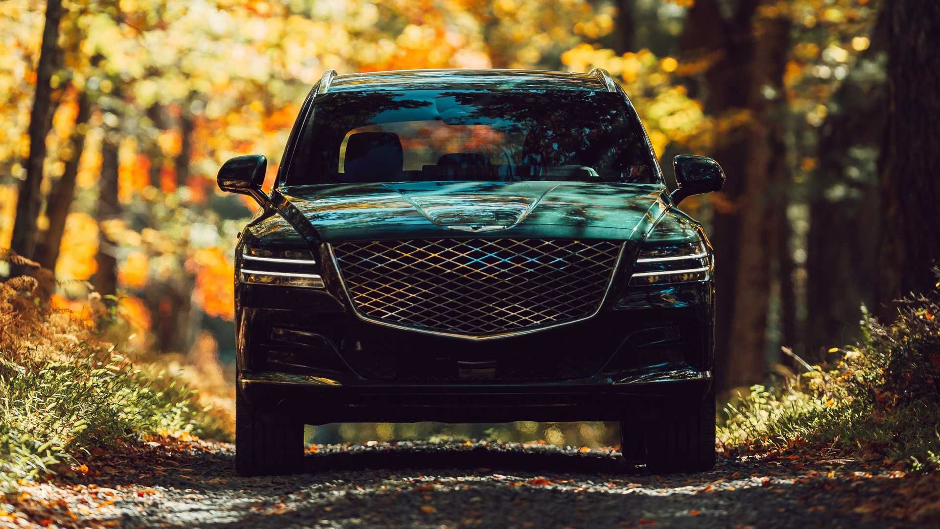 نمای جلو خودرو شاسی بلند جنسیس جی وی 80 / 2021 Genesis GV80 رنگ مشکی در جنگل