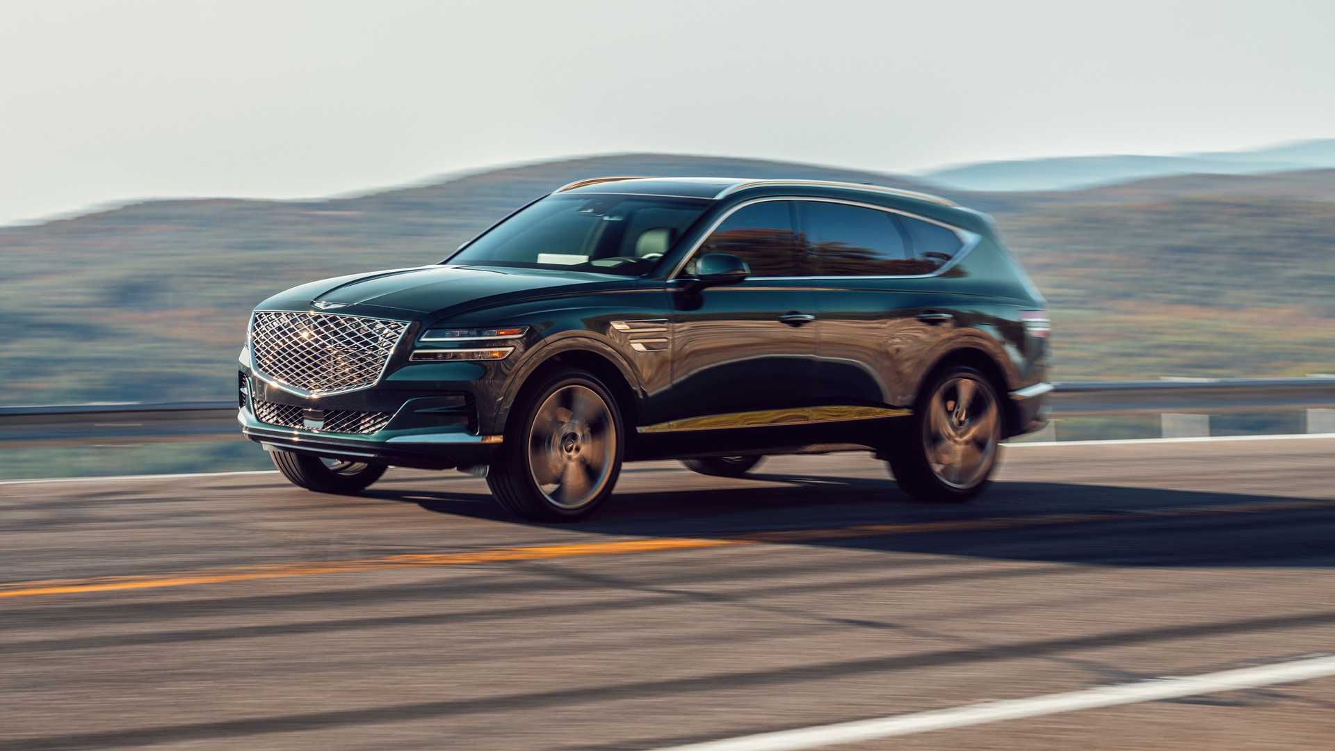 نمای سه چهارم خودرو شاسی بلند جنسیس جی وی 80 / 2021 Genesis GV80 رنگ مشکی در جاده