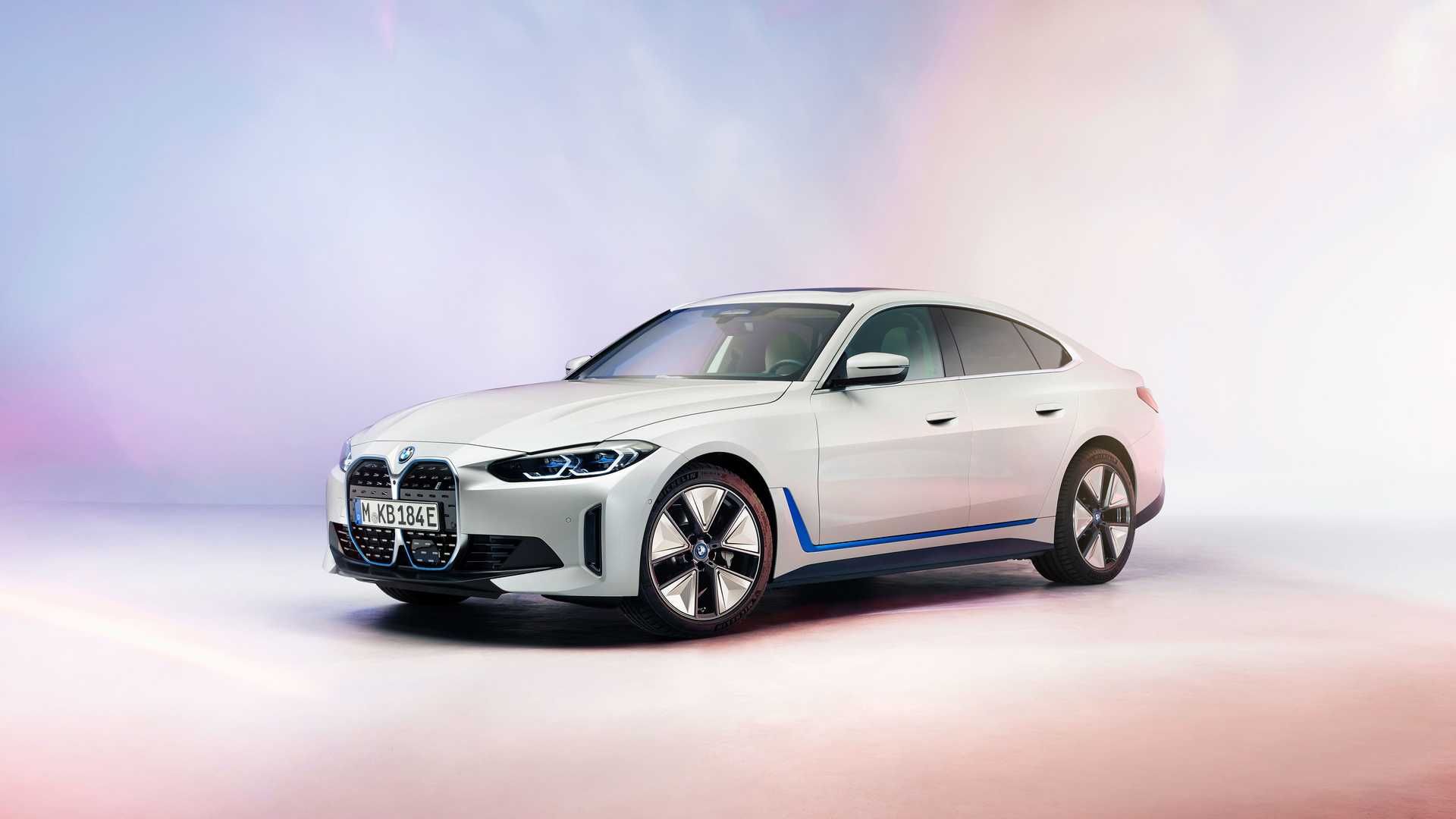 نمای سه چهارم خودروی الکتریکی بی ام و آی 4 / BMW i4 EV سفید رنگ