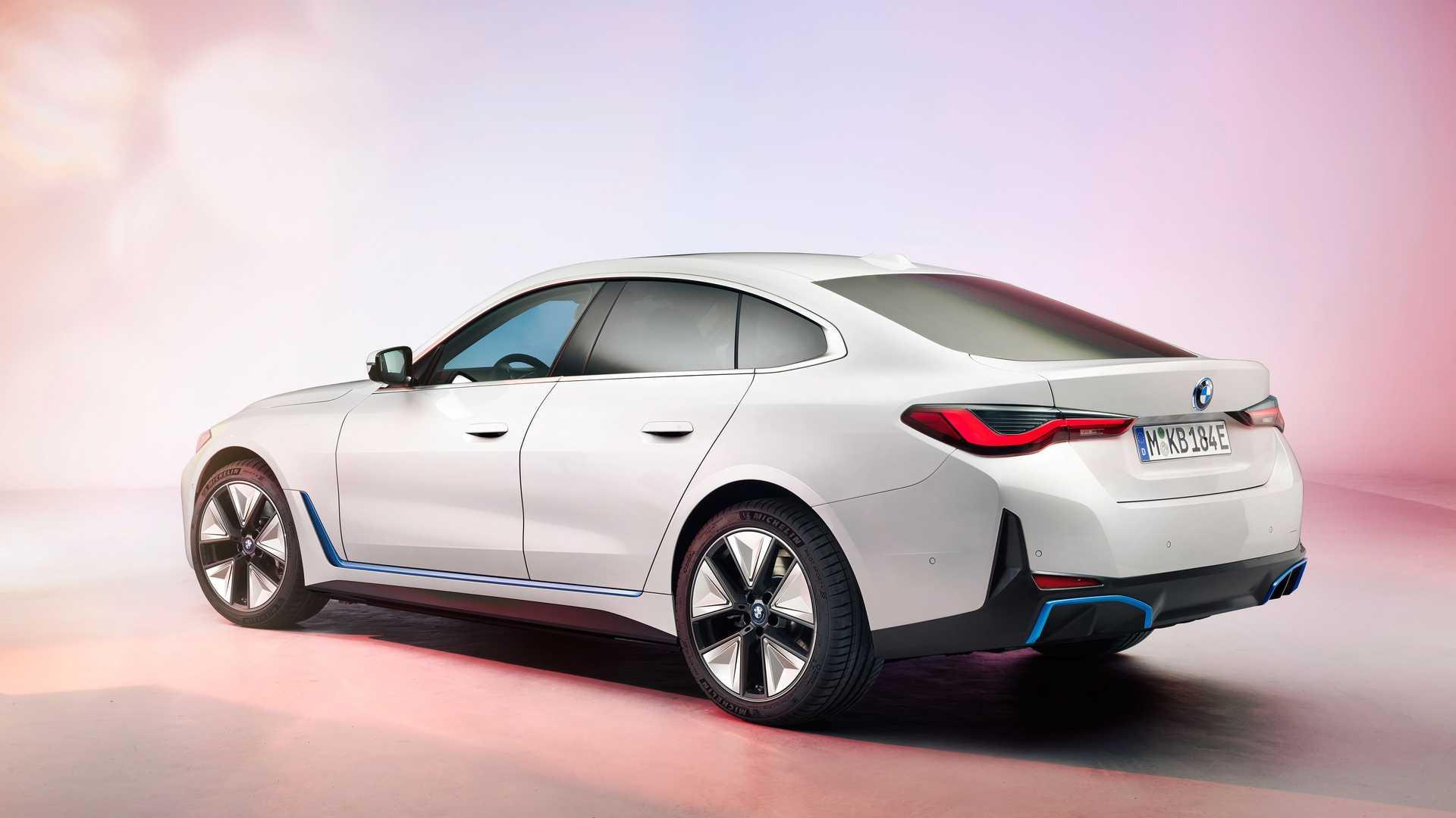 نمای سه چهارم عقب خودروی الکتریکی بی ام و آی 4 / BMW i4 EV سفید رنگ