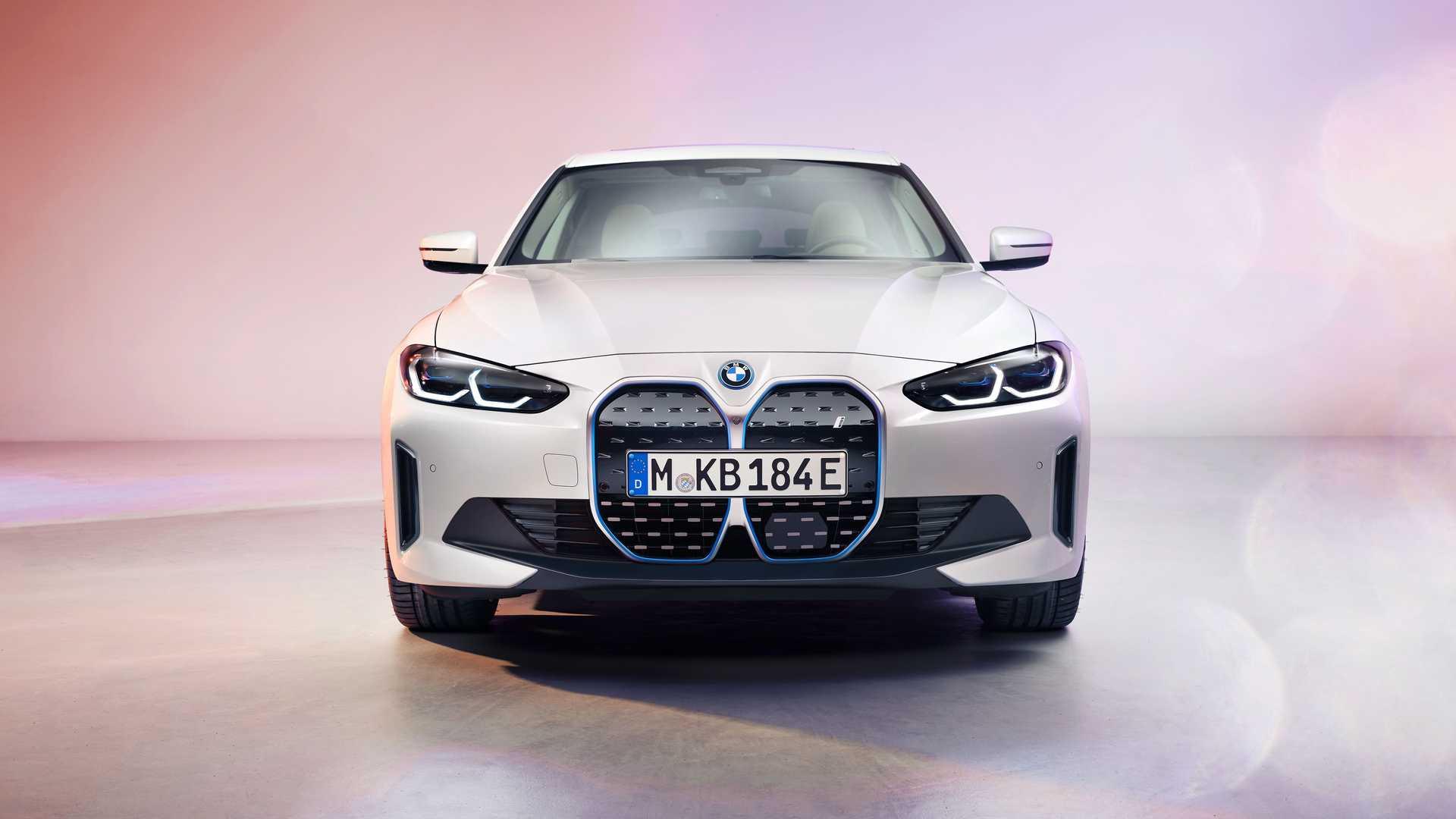 نمای جلو خودروی الکتریکی بی ام و آی 4 / BMW i4 EV سفید رنگ