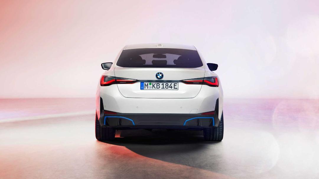 نمای عقب خودروی الکتریکی بی ام و آی 4 / BMW i4 EV سفید رنگ