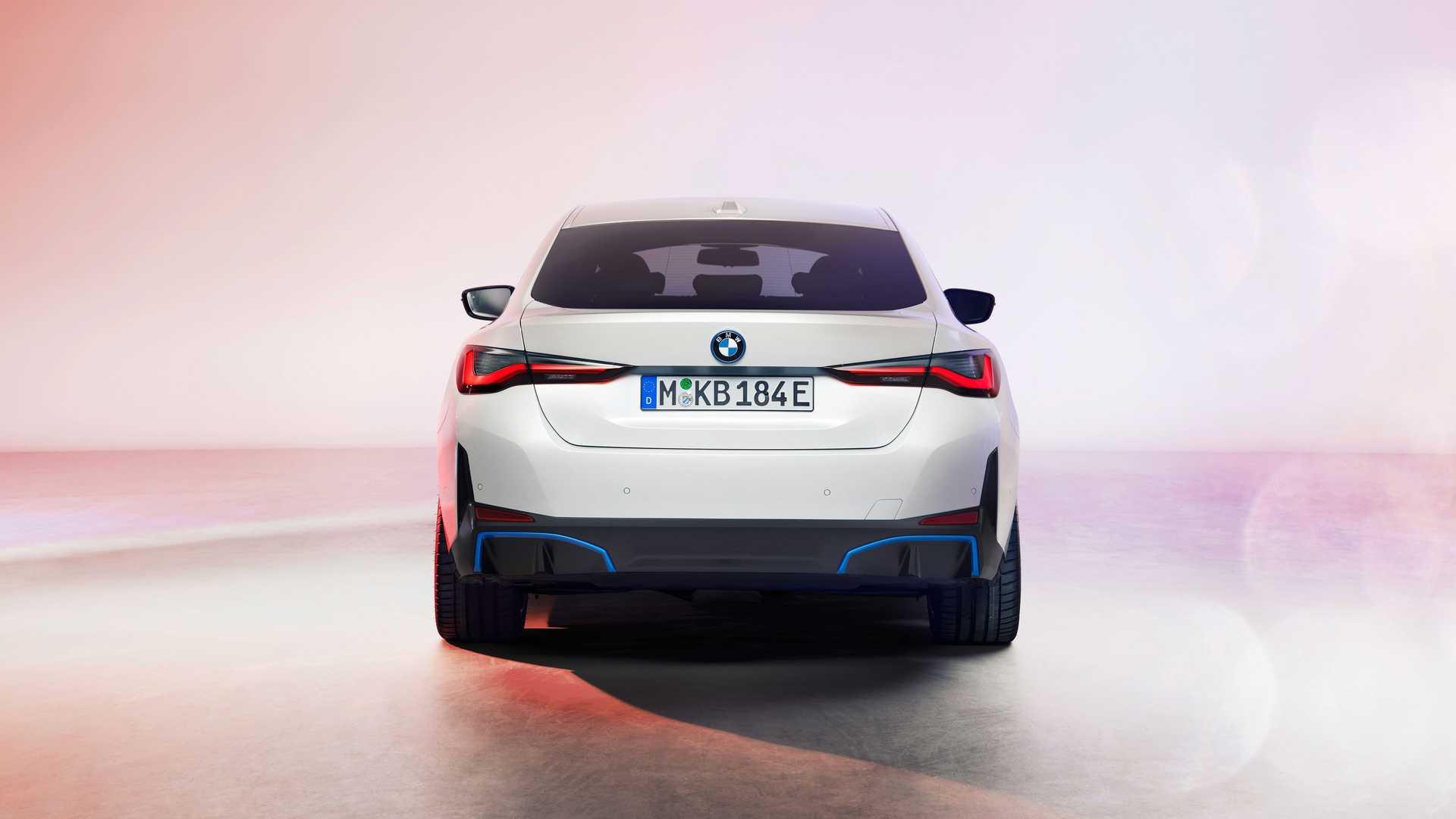 نمای عقب خودروی الکتریکی بی ام و آی 4 / BMW i4 EV سفید رنگ