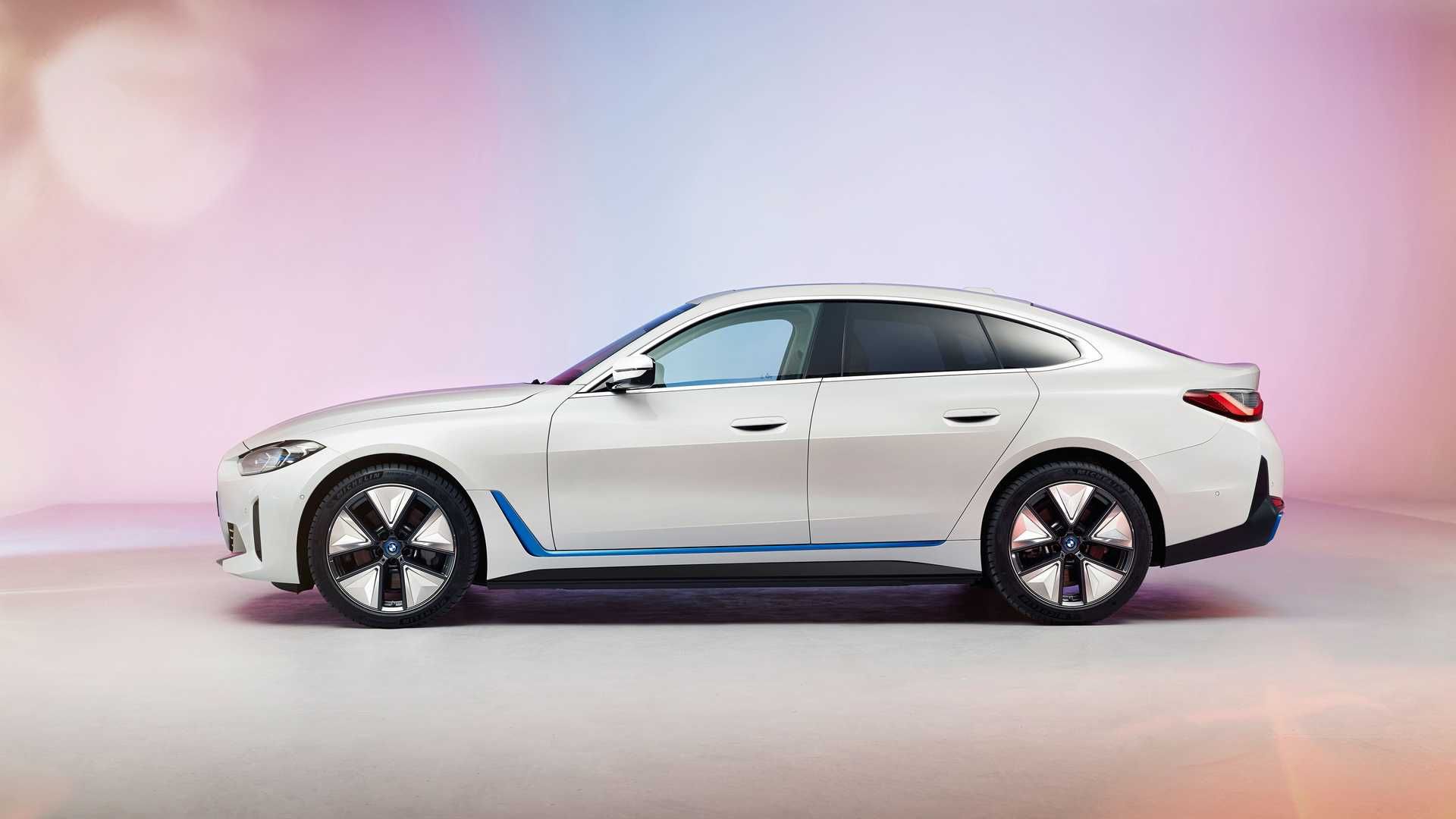 نمای جانبی خودروی الکتریکی بی ام و آی 4 / BMW i4 EV سفید رنگ