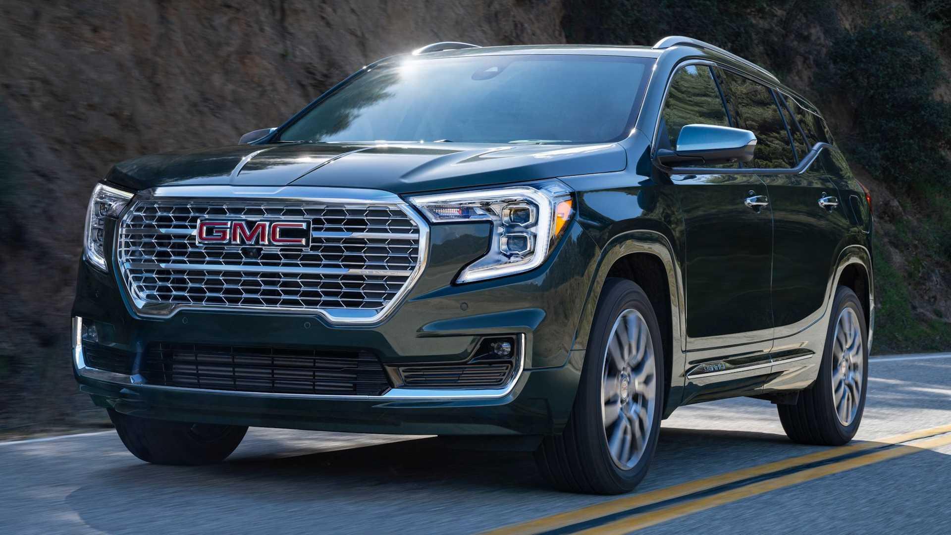 نمای سه چهارم شاسی بلند جی ام سی ترین / 2022 GMC Terrain مشکی رنگ