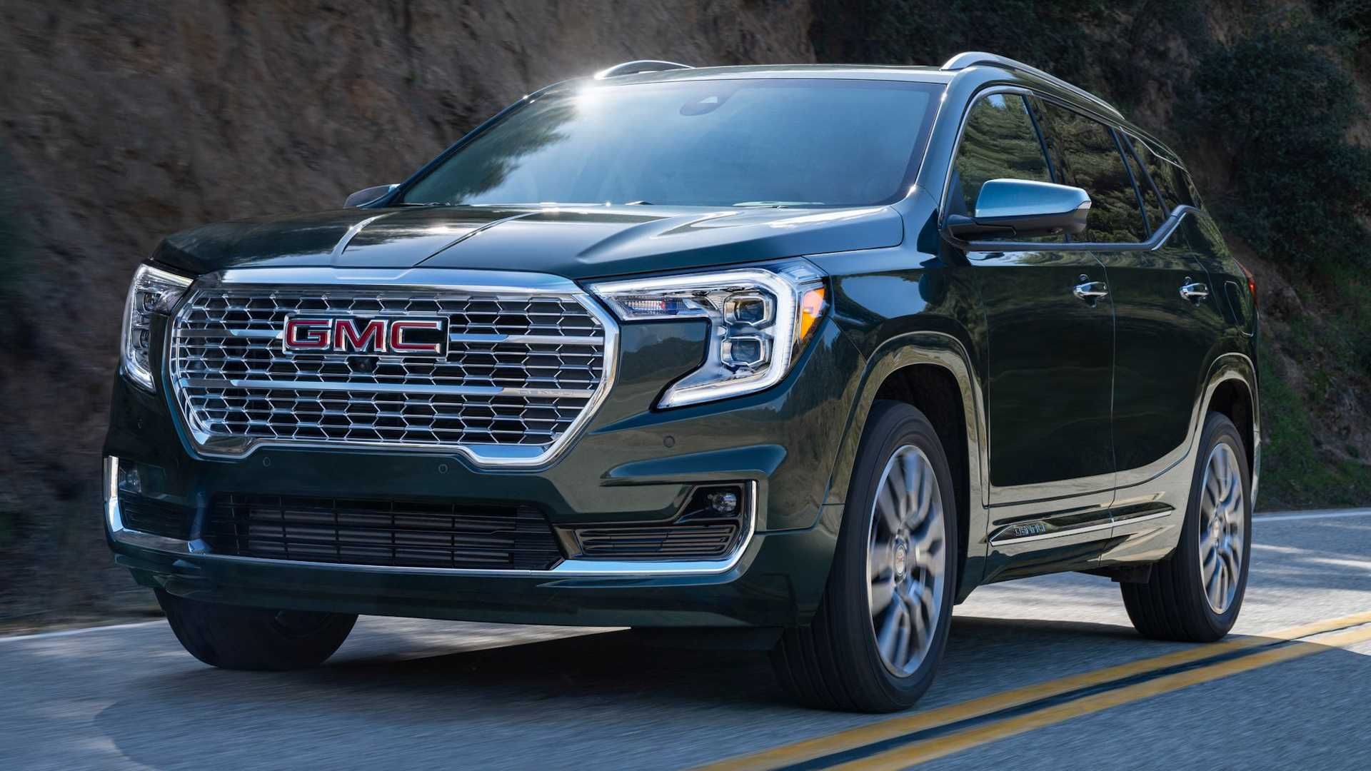 نمای سه چهارم شاسی بلند جی ام سی ترین / 2022 GMC Terrain مشکی رنگ