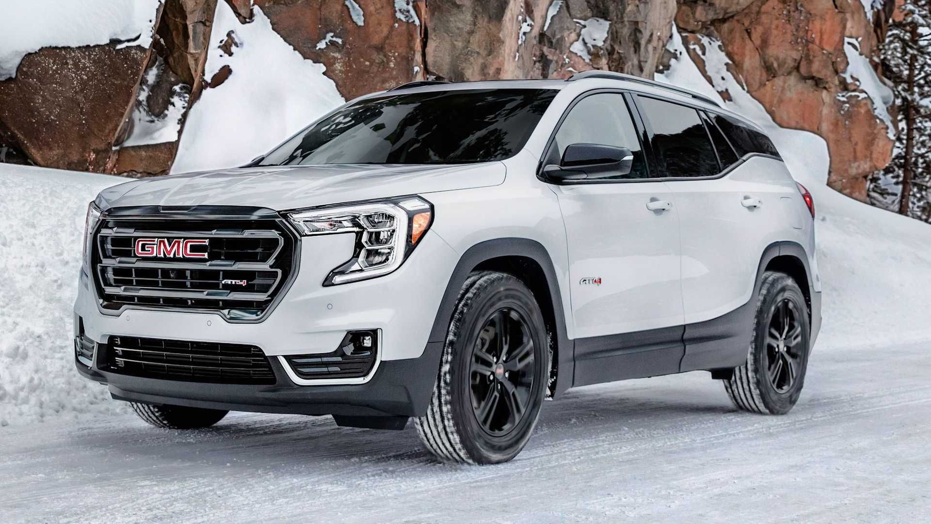 نمای سه چهارم شاسی بلند جی ام سی ترین / 2022 GMC Terrain سفید رنگ در برف