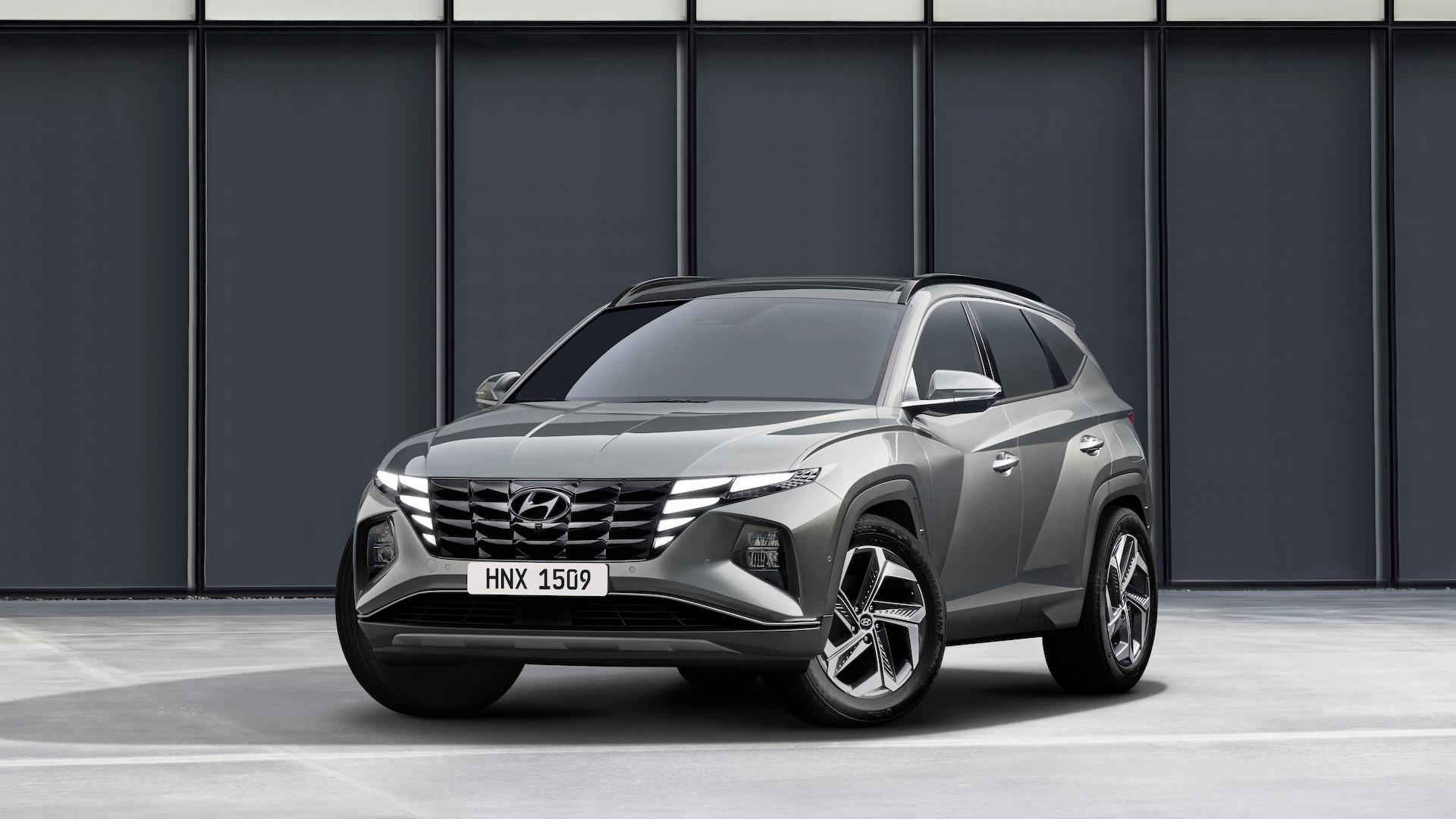 نمای جلو کراس اور هیوندای توسان پلاگین هیبرید / 2022 Hyundai Tucson Plug-In Hybrid خاکستری رنگ در کنار ساختمان