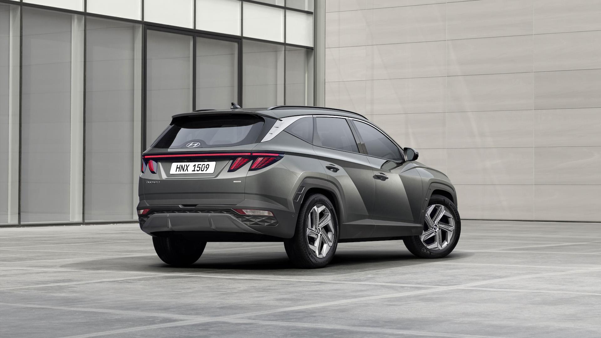 نمای سه چهارم عقب کراس اور هیوندای توسان پلاگین هیبرید / 2022 Hyundai Tucson Plug-In Hybrid خاکستری رنگ