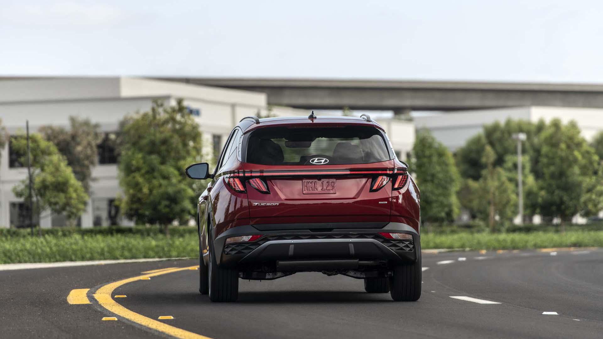 نمای عقب کراس اور هیوندای توسان پلاگین هیبرید / 2022 Hyundai Tucson Plug-In Hybrid قرمز رنگ