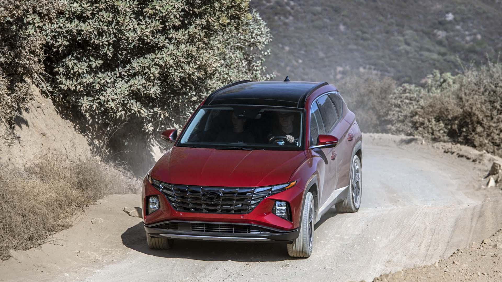 کراس اور هیوندای توسان پلاگین هیبرید / 2022 Hyundai Tucson Plug-In Hybrid قرمز رنگ در جاده کوهستانی