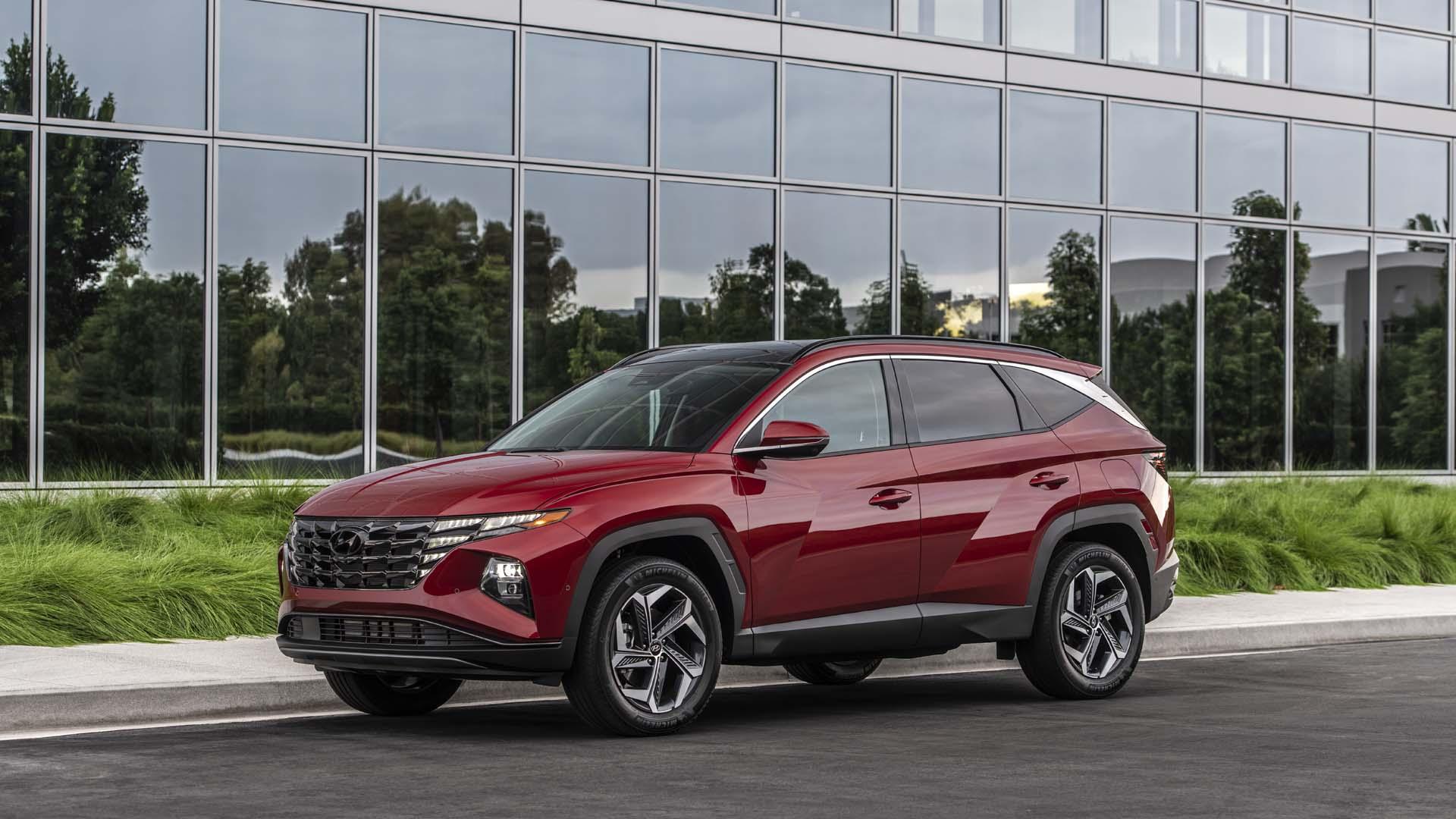 نمای سه چهارم کراس اور هیوندای توسان پلاگین هیبرید / 2022 Hyundai Tucson Plug-In Hybrid قرمز رنگ