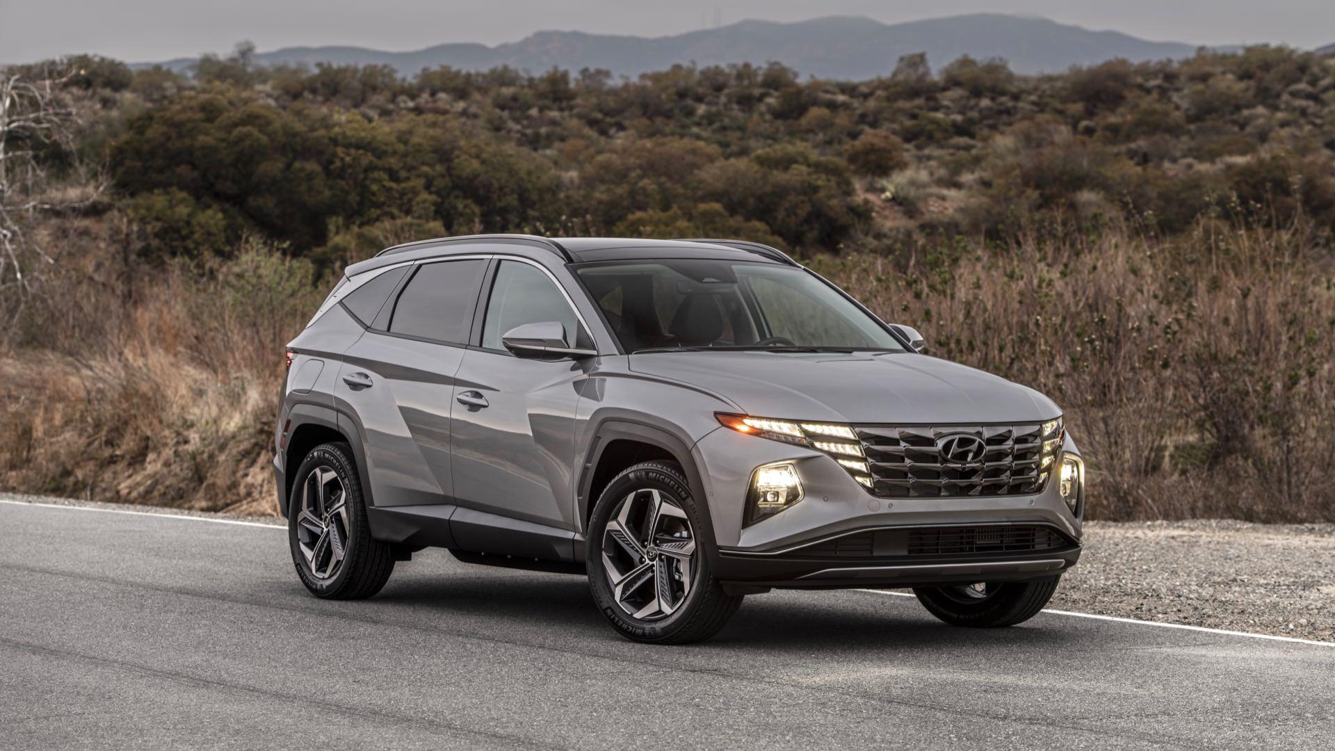 کراس اور هیوندای توسان پلاگین هیبرید / 2022 Hyundai Tucson Plug-In Hybrid خاکستری رنگ با منظره درخت