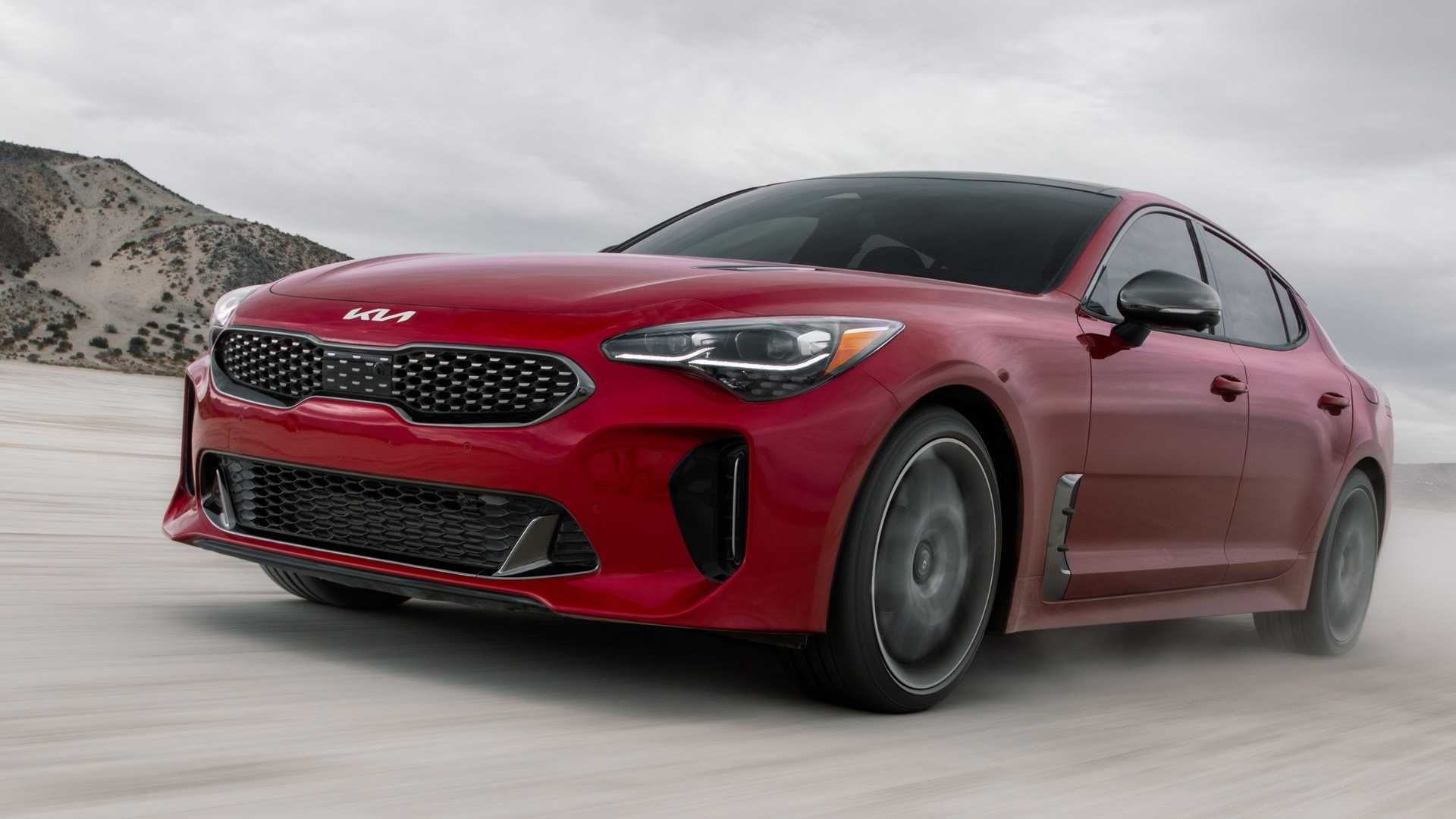 نمای سه چهارم کیا استینگر 2022 / 2022 Kia Stinger قرمز  رنگ