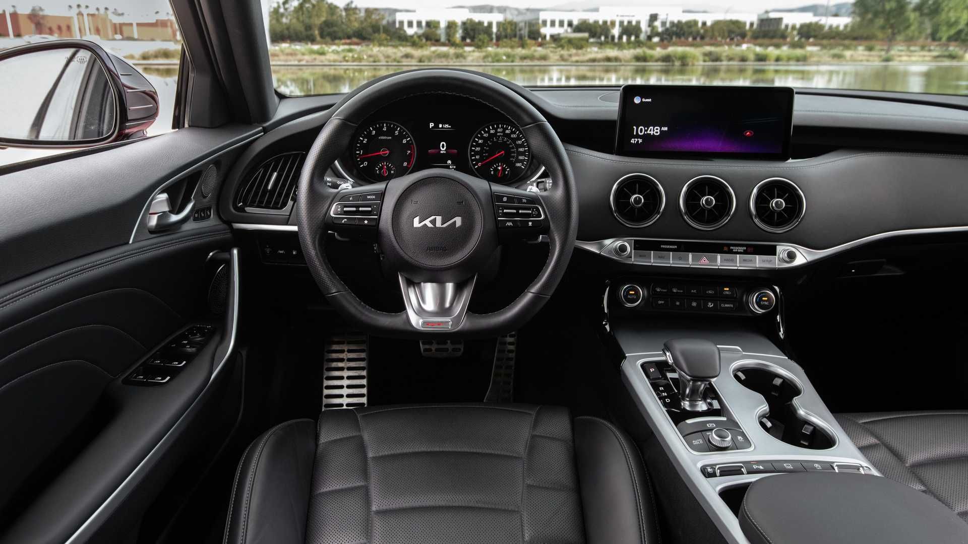 فرمان و داشبورد کیا استینگر 2022 / 2022 Kia Stinger قرمز  رنگ