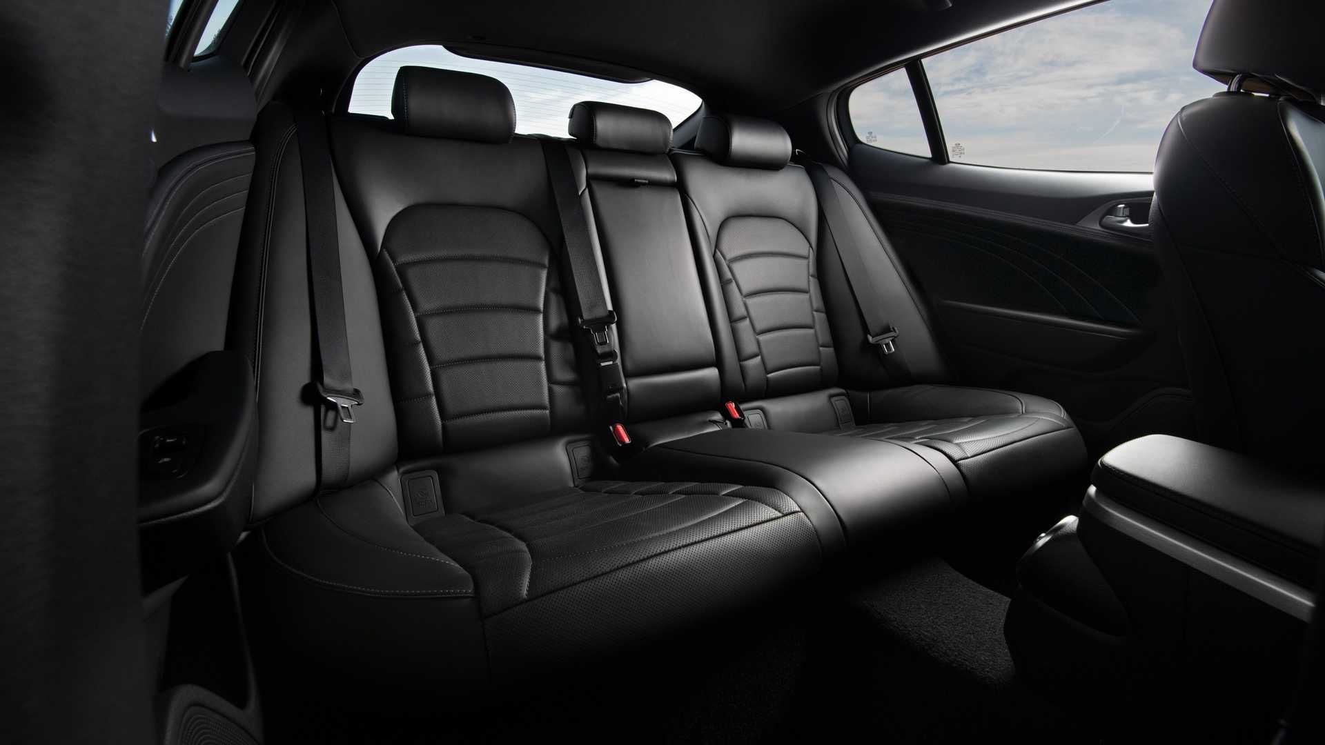 صندلی عقب کیا استینگر 2022 / 2022 Kia Stinger قرمز  رنگ