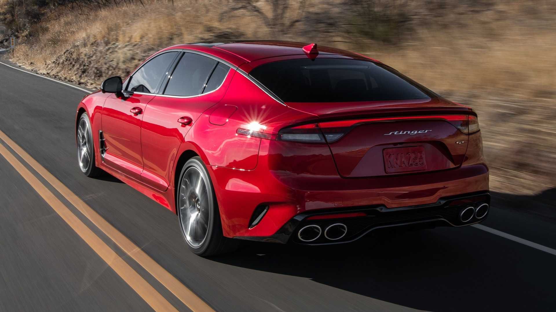 نمای عقب کیا استینگر 2022 / 2022 Kia Stinger قرمز  رنگ در جاده