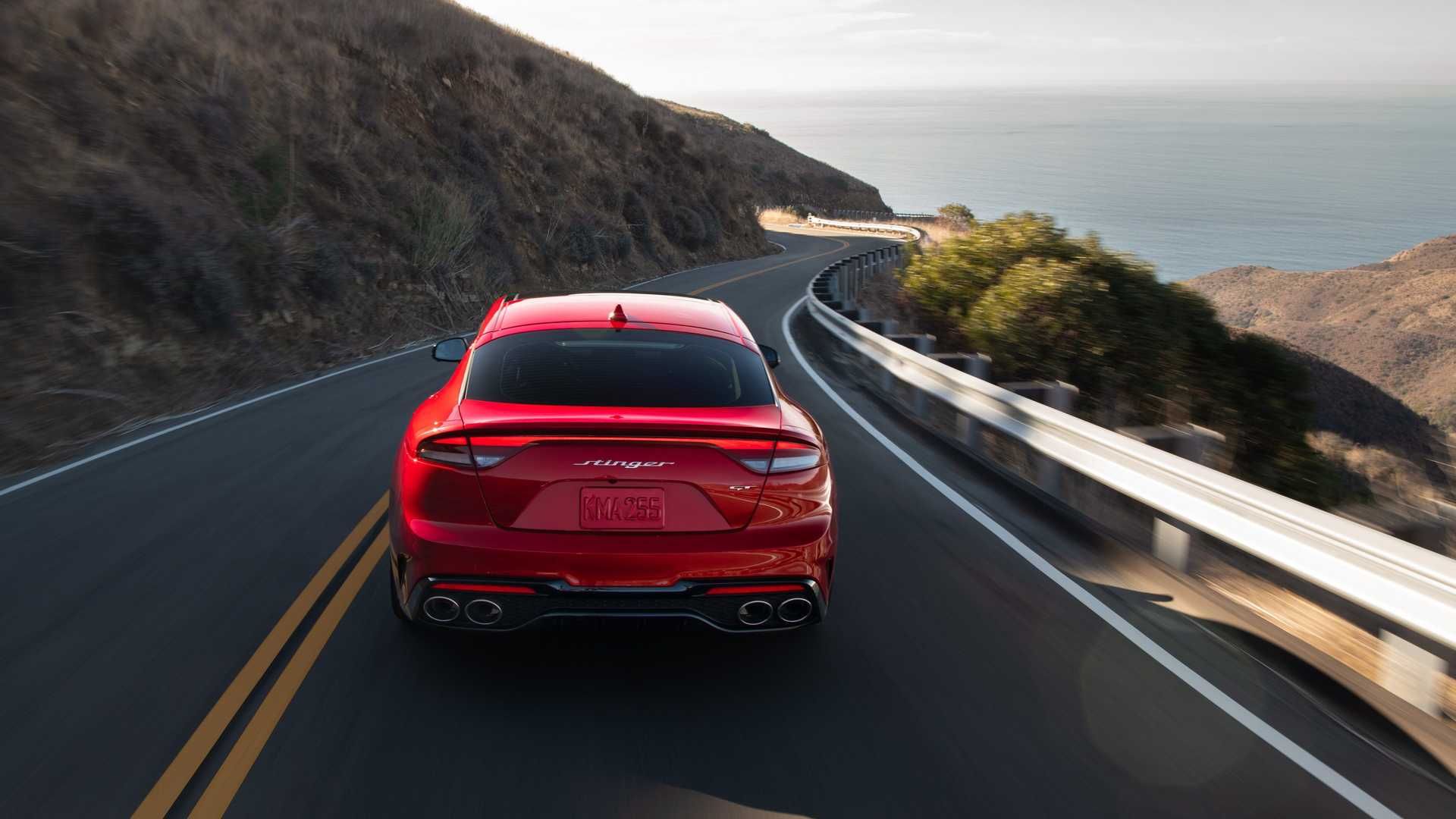 نمای عقب کیا استینگر 2022 / 2022 Kia Stinger قرمز  رنگ