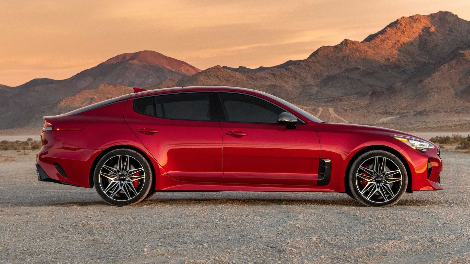 نمای جانبی کیا استینگر 2022 / 2022 Kia Stinger قرمز  رنگ