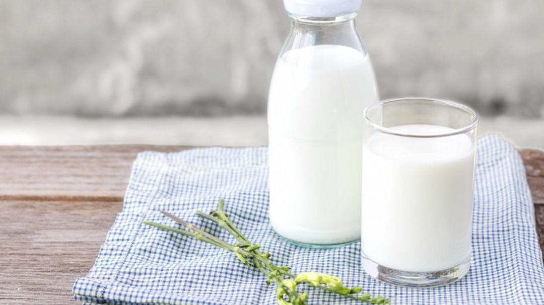 بطری و لیوان شیر