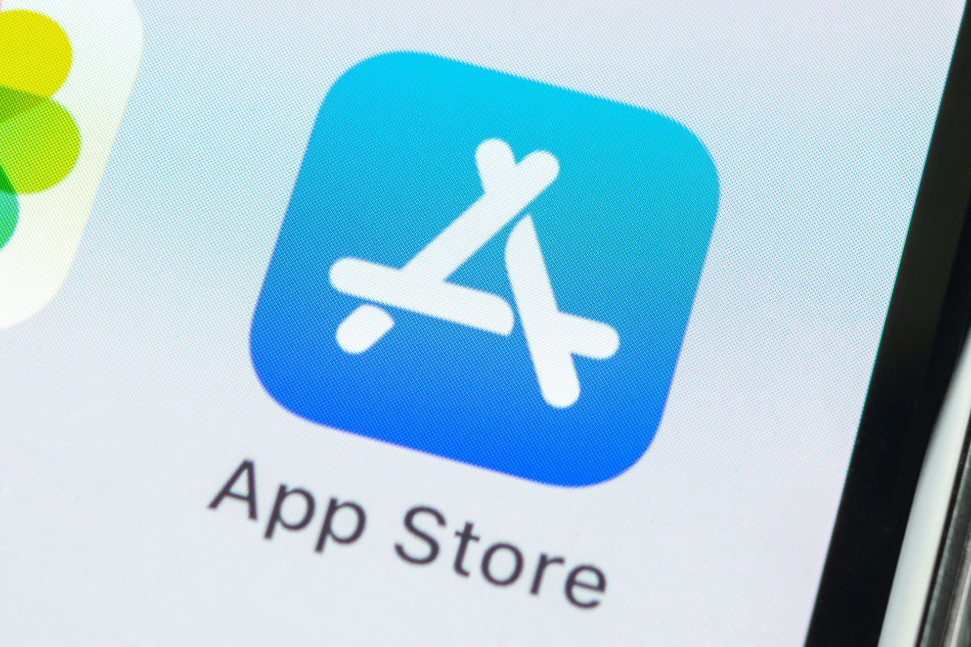 نمای نزدیک لوگو آیکون اپ استور اپل / Apple App Store روی نمایشگر آیفون