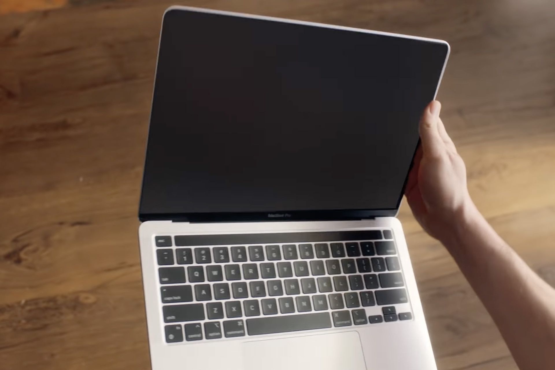 مک بوک پرو / MacBook Pro در تبلیغ ویدیویی اینتل از نمای جلو در دست