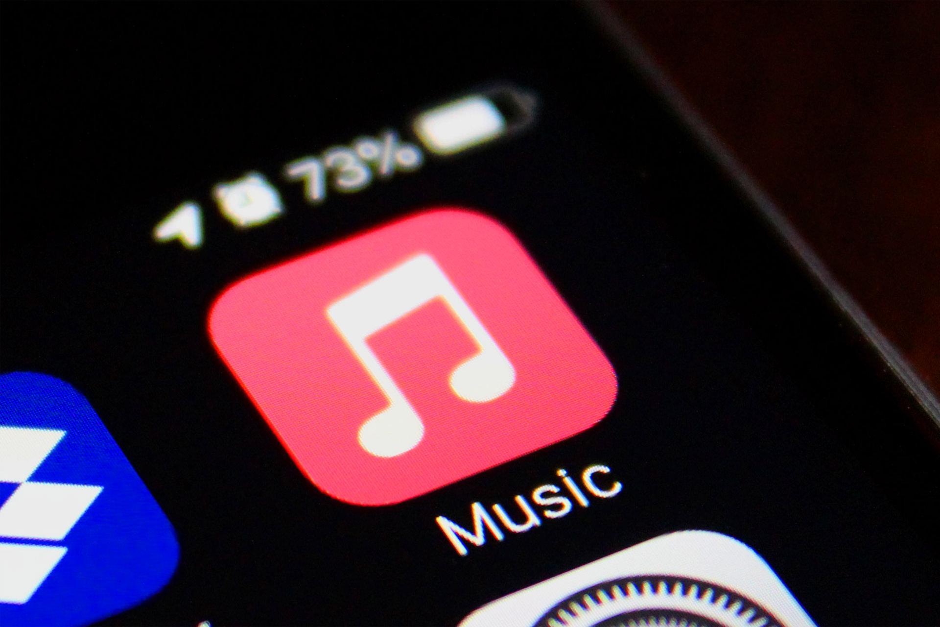 نمای نزدیک آیکون اپل موزیک / Apple Music در iOS شارژ 73 درصد آیفون