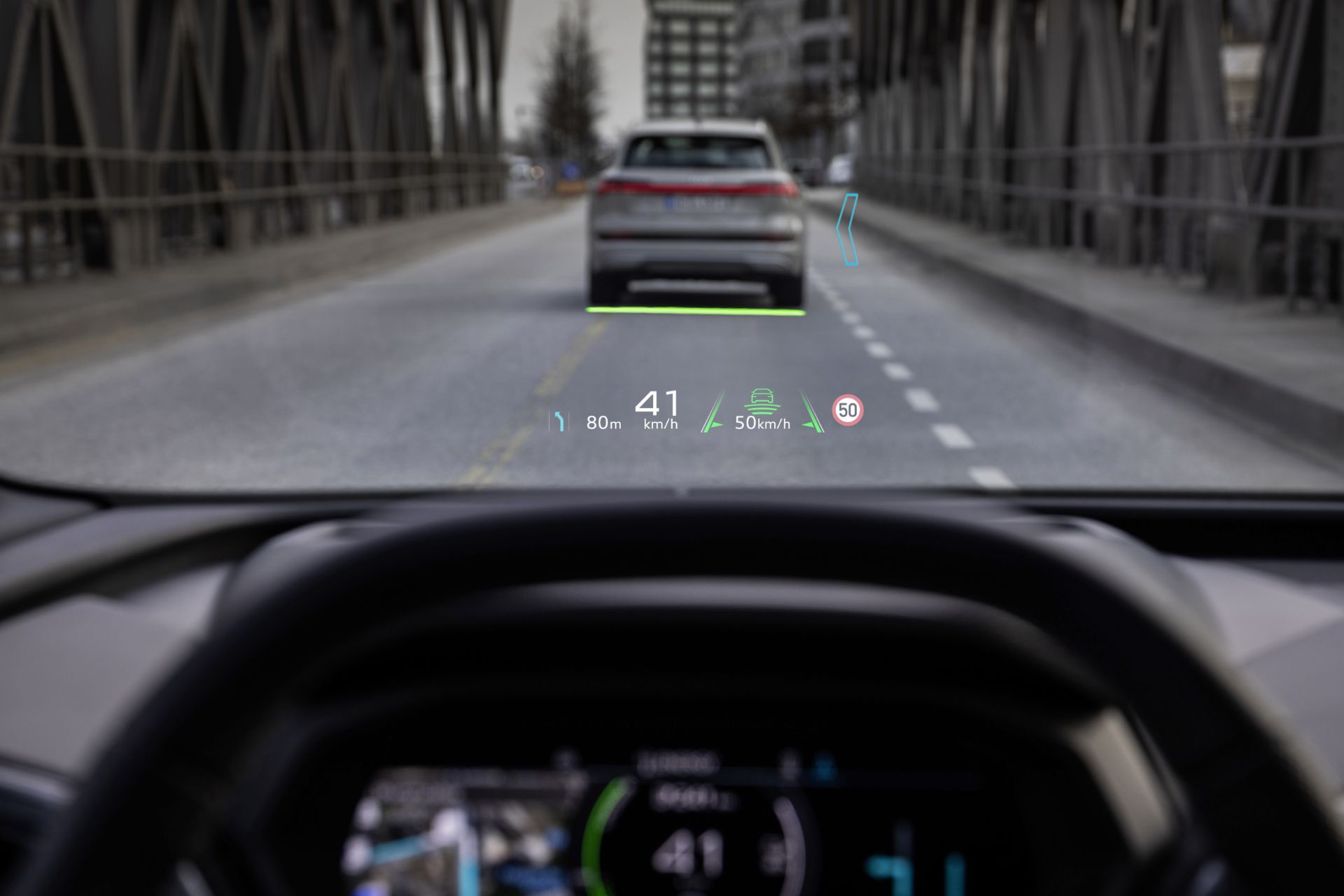 نمایشگر هدآپ خودرو برقی Audi Q4 E-Tron درحال نمایش اطلاعات