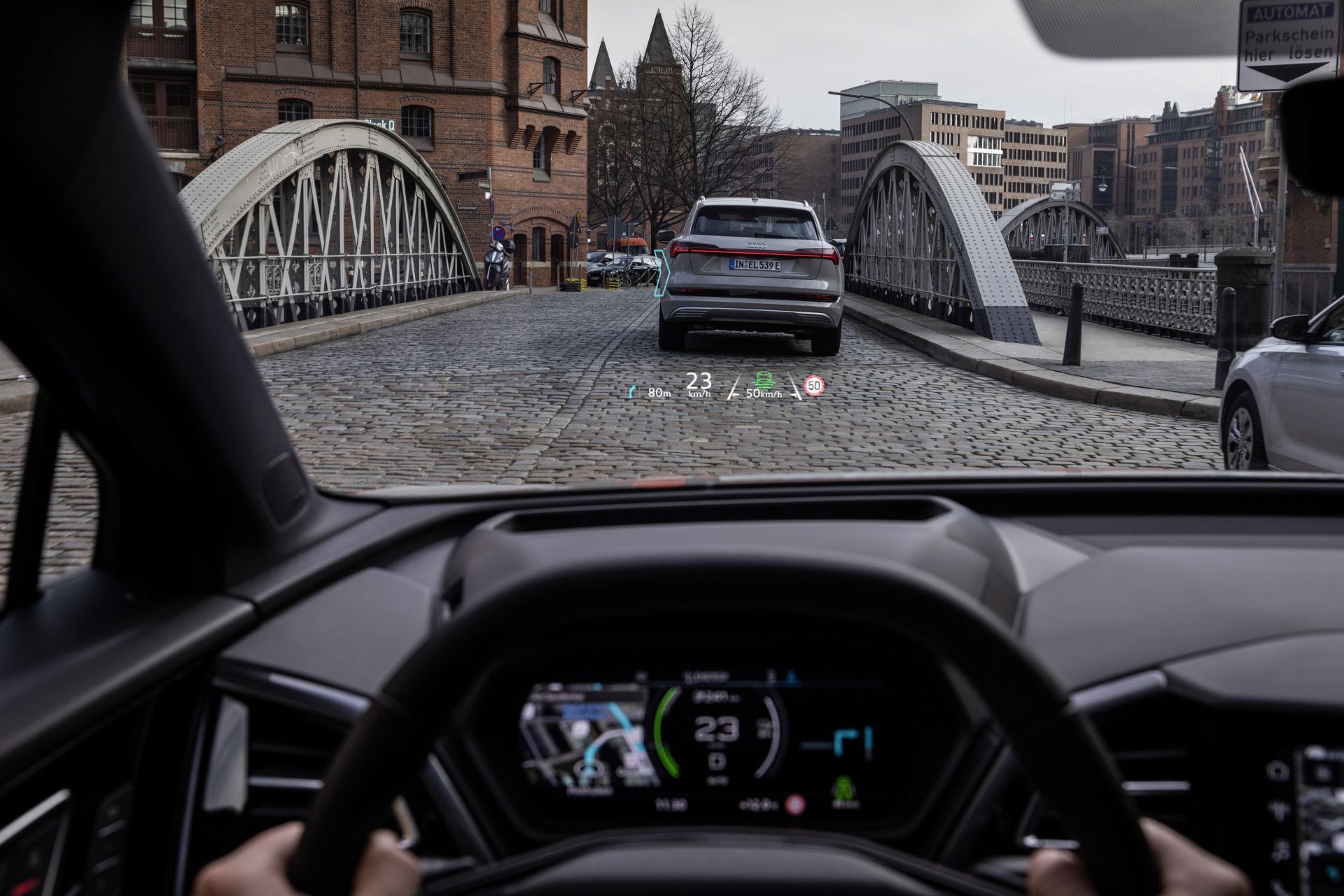 نمایشگر هدآب واقعیت افزوده در خودرو برقی Audi Q4 E-Tron روی پل