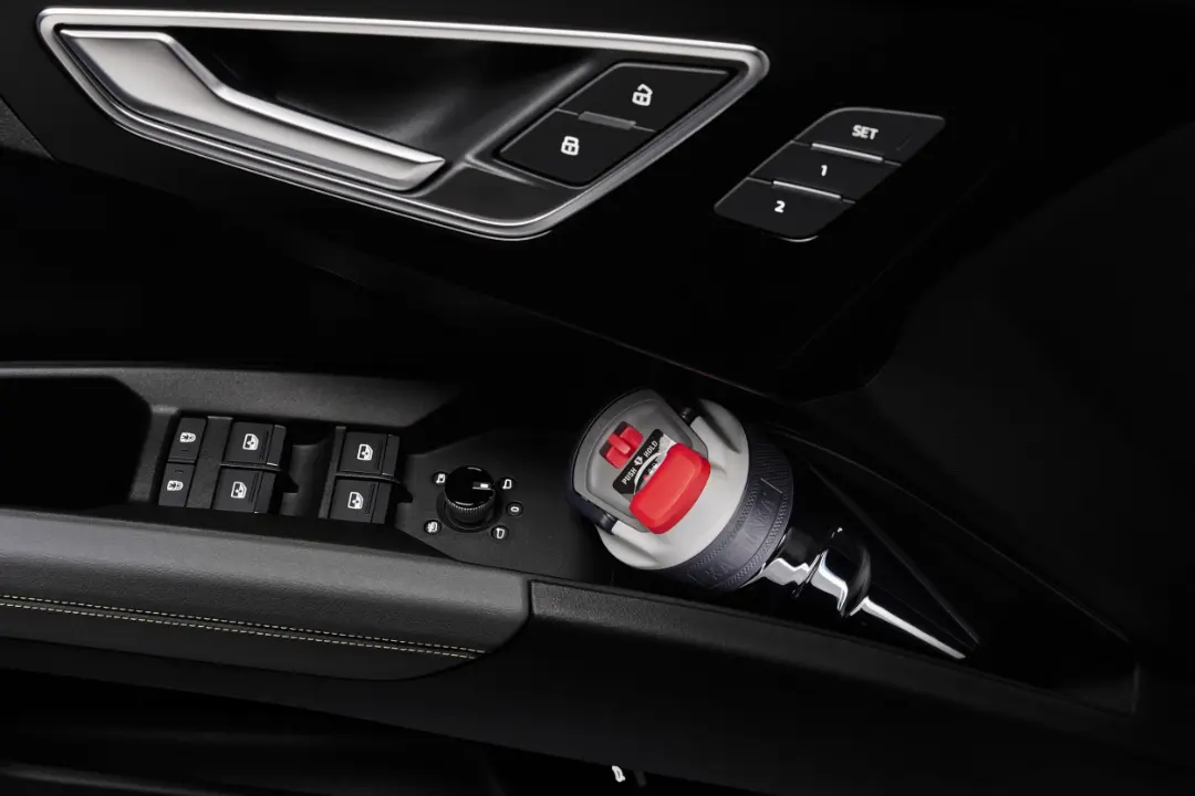 جا لیوانی در پنل در خودرو برقی Audi Q4 E-Tron