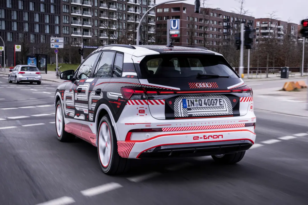 خودرو برقی Audi Q4 E-Tron از نمای پشت در فضای بیرون
