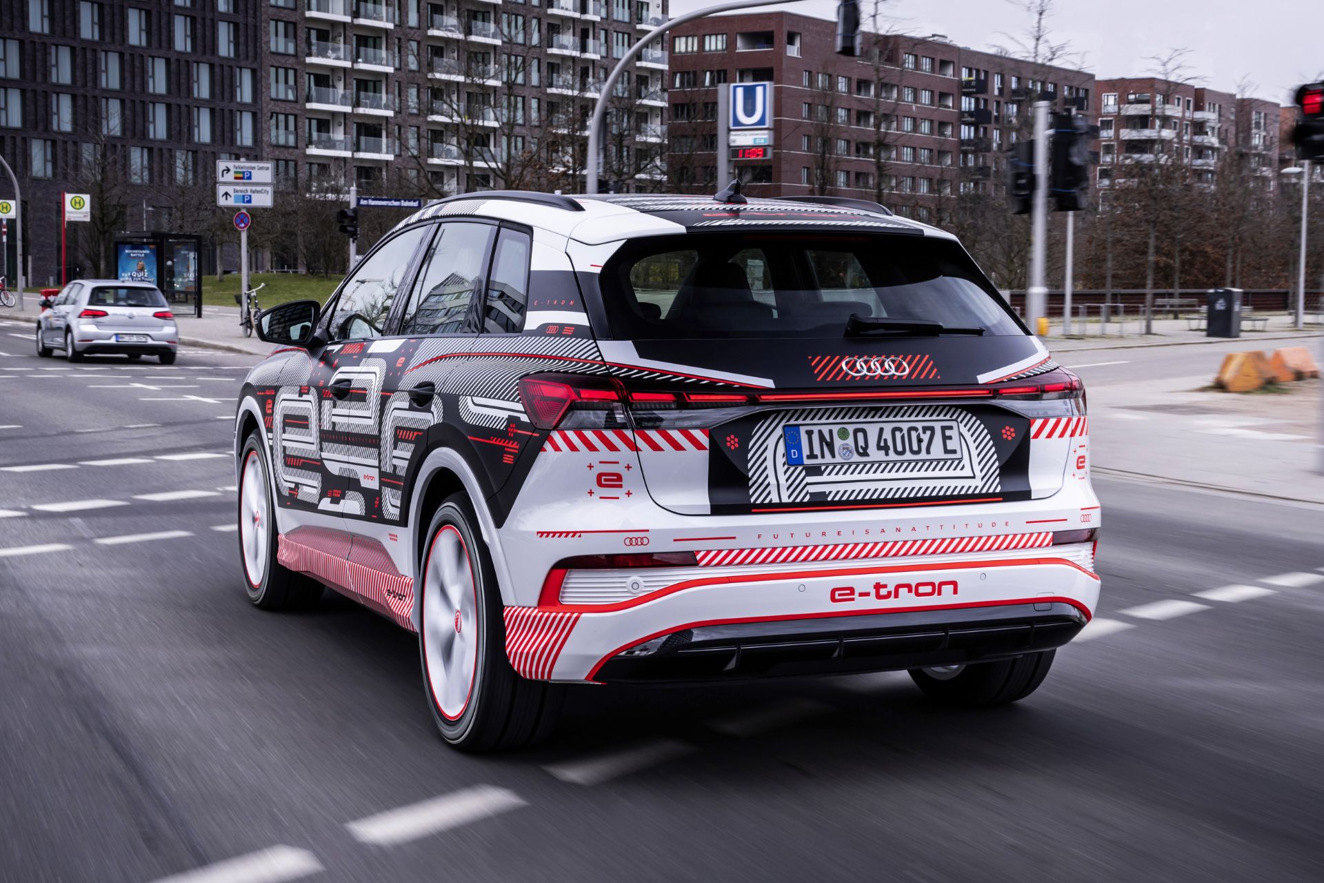 خودرو برقی Audi Q4 E-Tron از نمای پشت در فضای بیرون