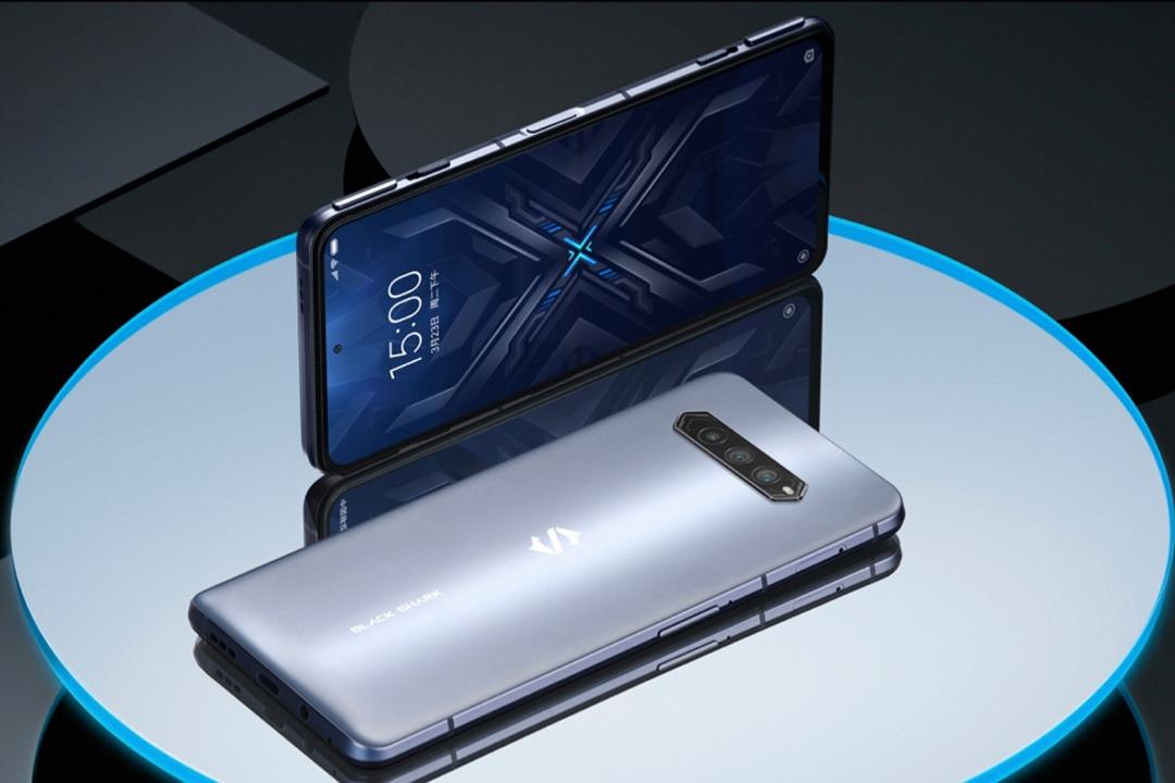 مدل نقره ای بلک شارک 4 پرو / Black Shark 4 Pro روی میز نمایشگر