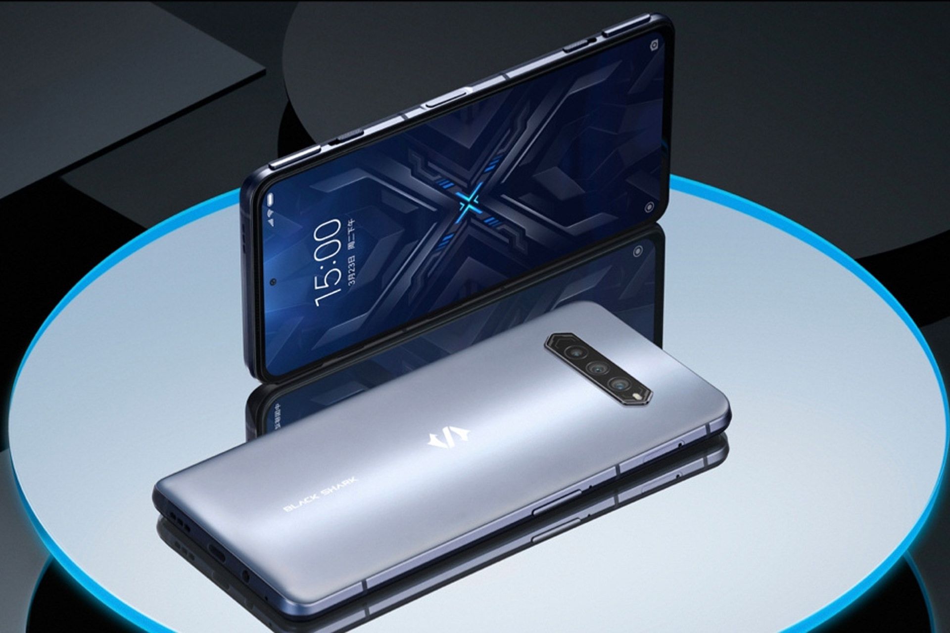 مدل نقره ای بلک شارک 4 پرو / Black Shark 4 Pro روی میز نمایشگر