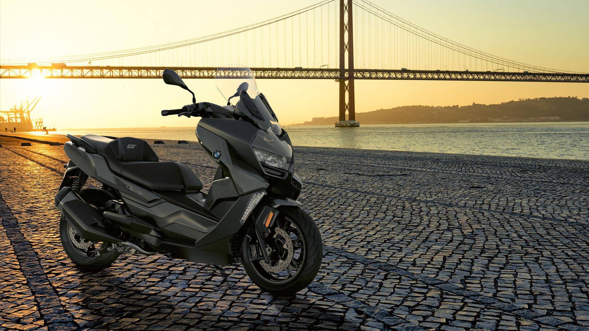 اسکوتر بی ام و / BMW Scooter خاکستری رنگ روی سنگفرش در کنار دریا