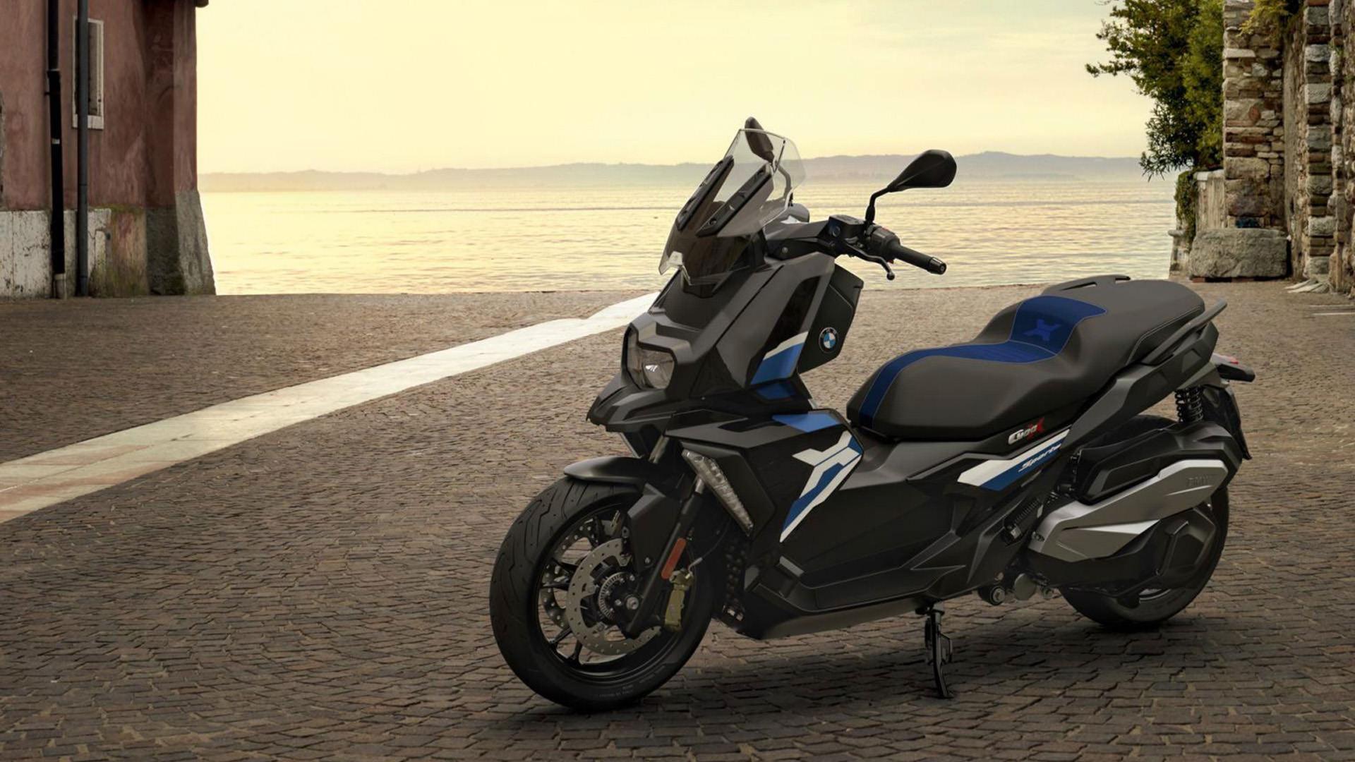 اسکوتر بی ام و / BMW Scooter خاکستری رنگ در ساحل دریا