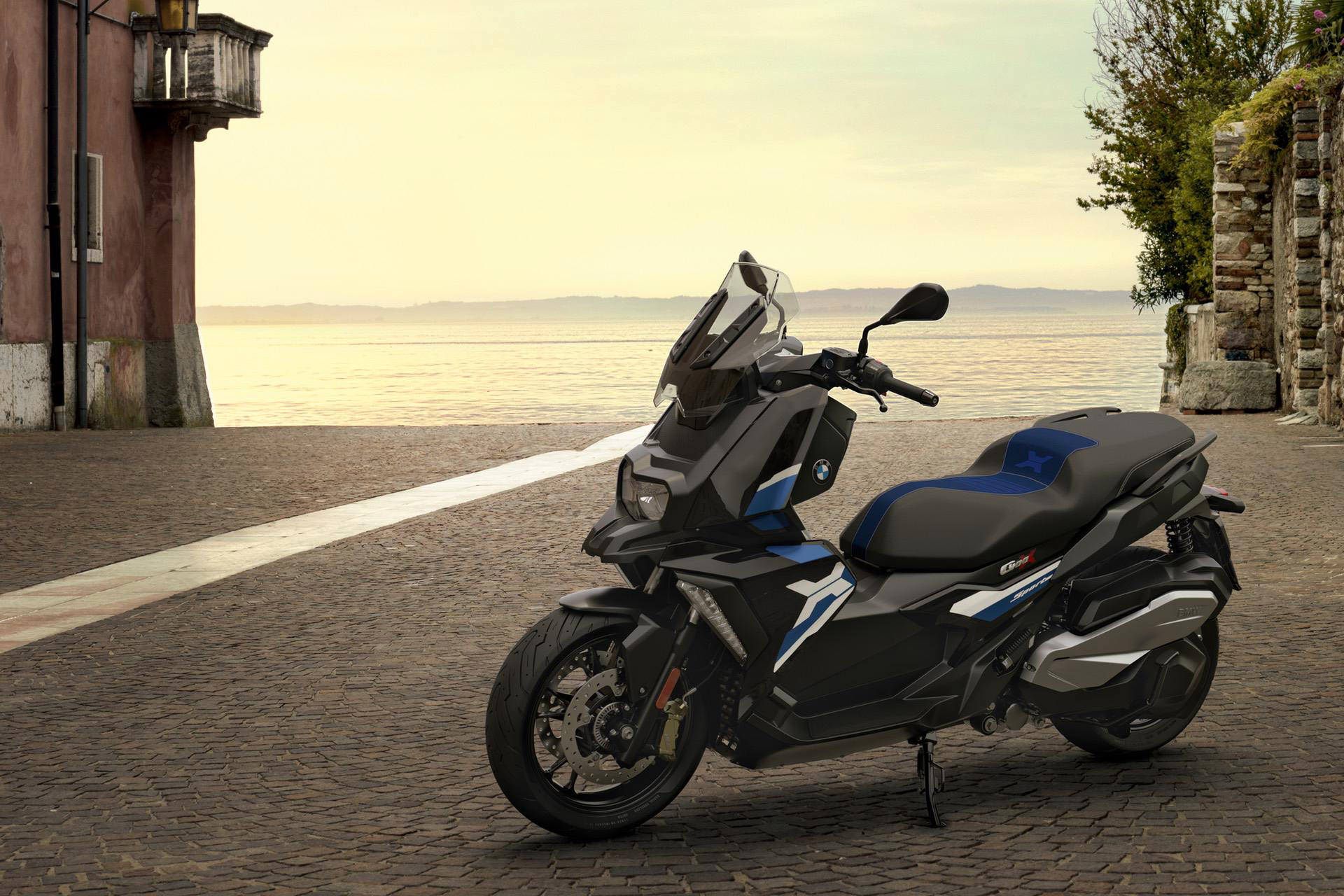 اسکوتر بی ام و / BMW Scooter خاکستری رنگ در کنار دریا 