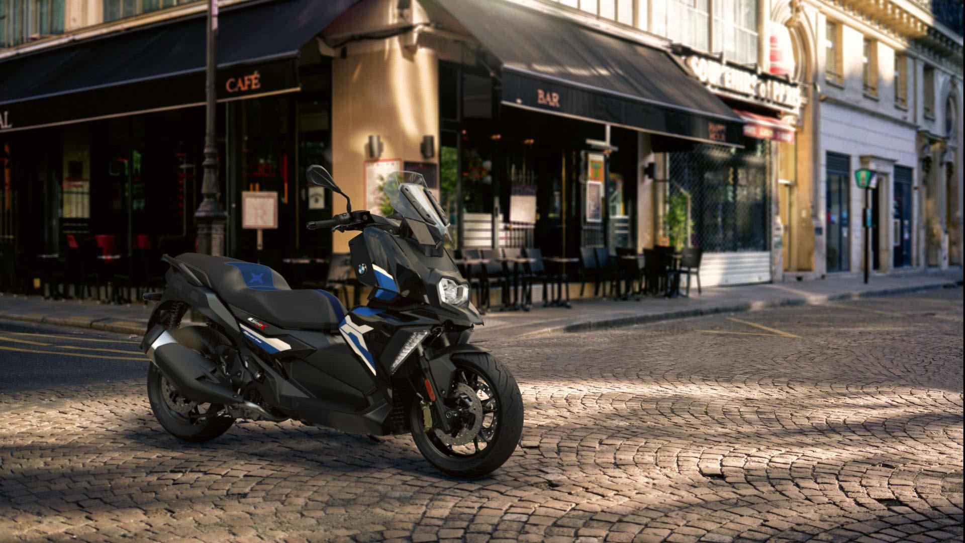 اسکوتر بی ام و / BMW Scooter خاکستری رنگ در خیابان