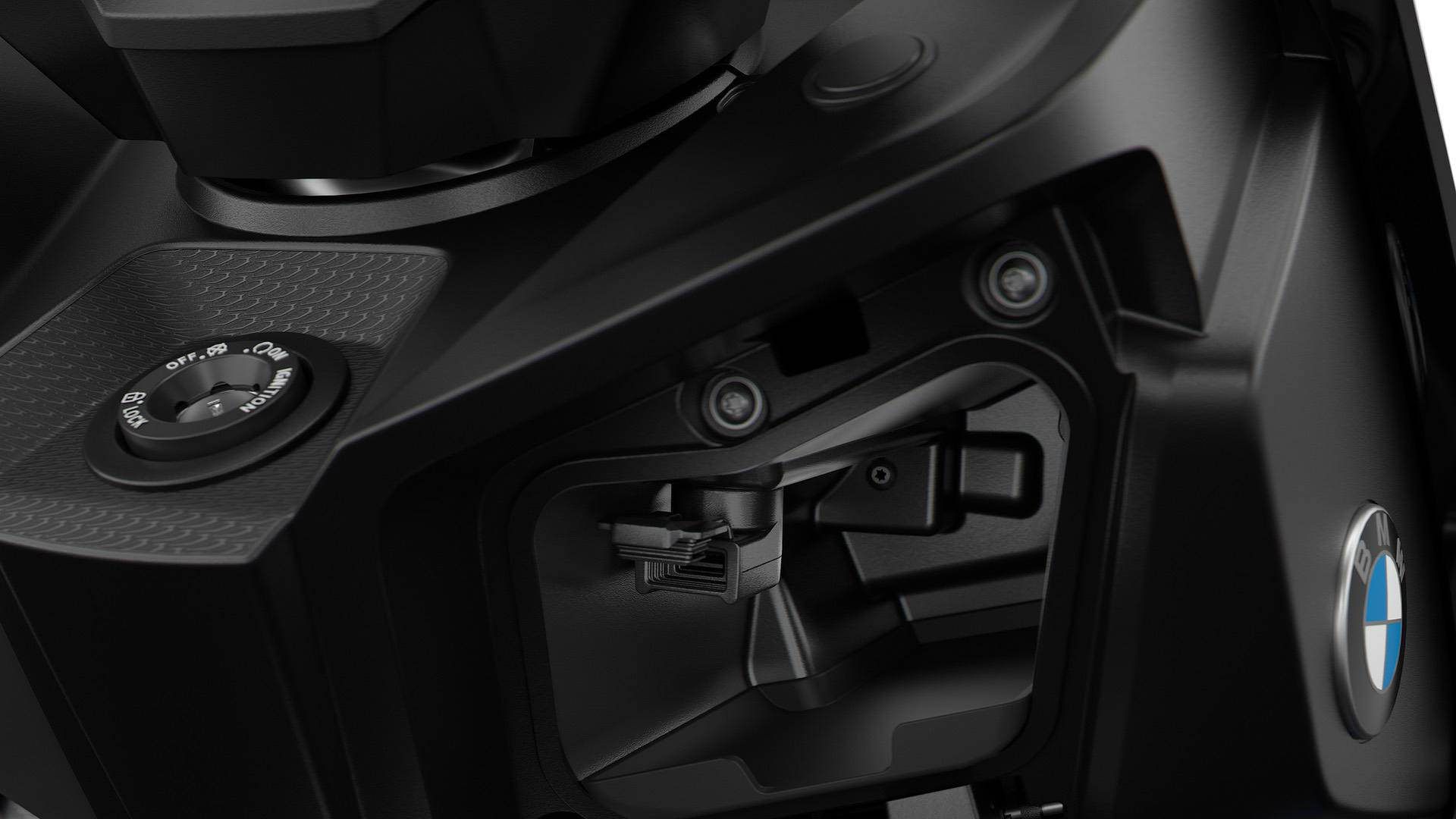 نمای زیر فرمان اسکوتر بی ام و / BMW Scooter خاکستری رنگ