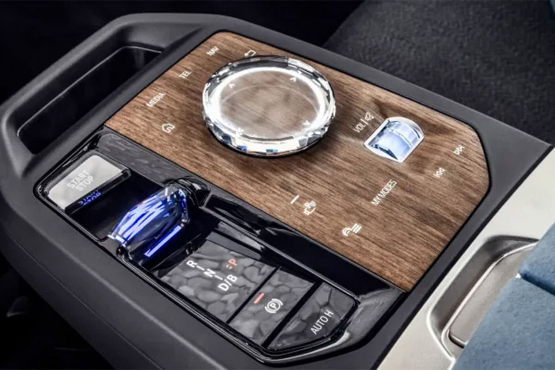 سیستم سرگرمی و اطلاعاتی / infotainment خودرو BMW iDrive 8 در کنسول مرکزی